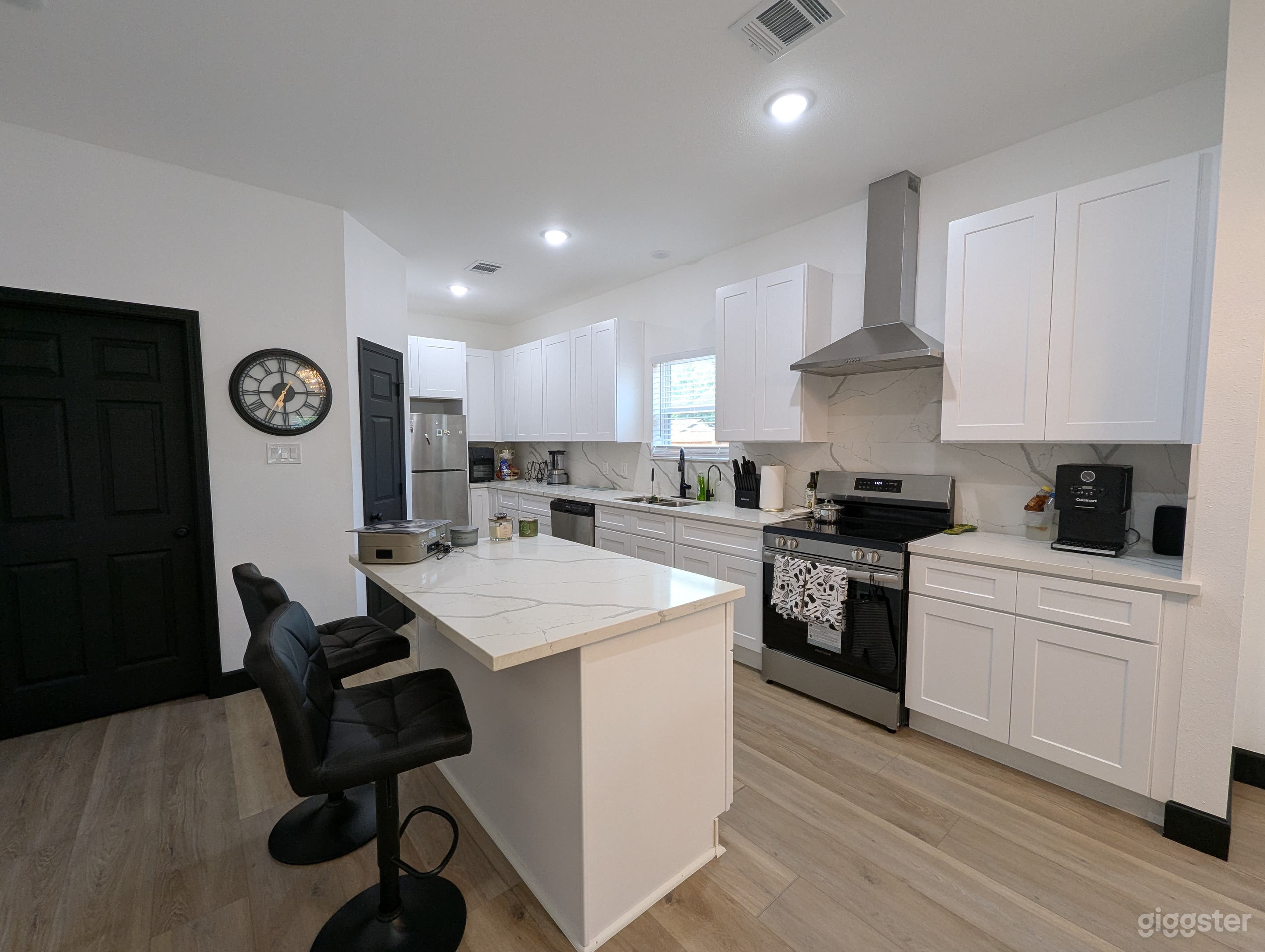 Minimalist Bungalow Near Downtown Photo 4