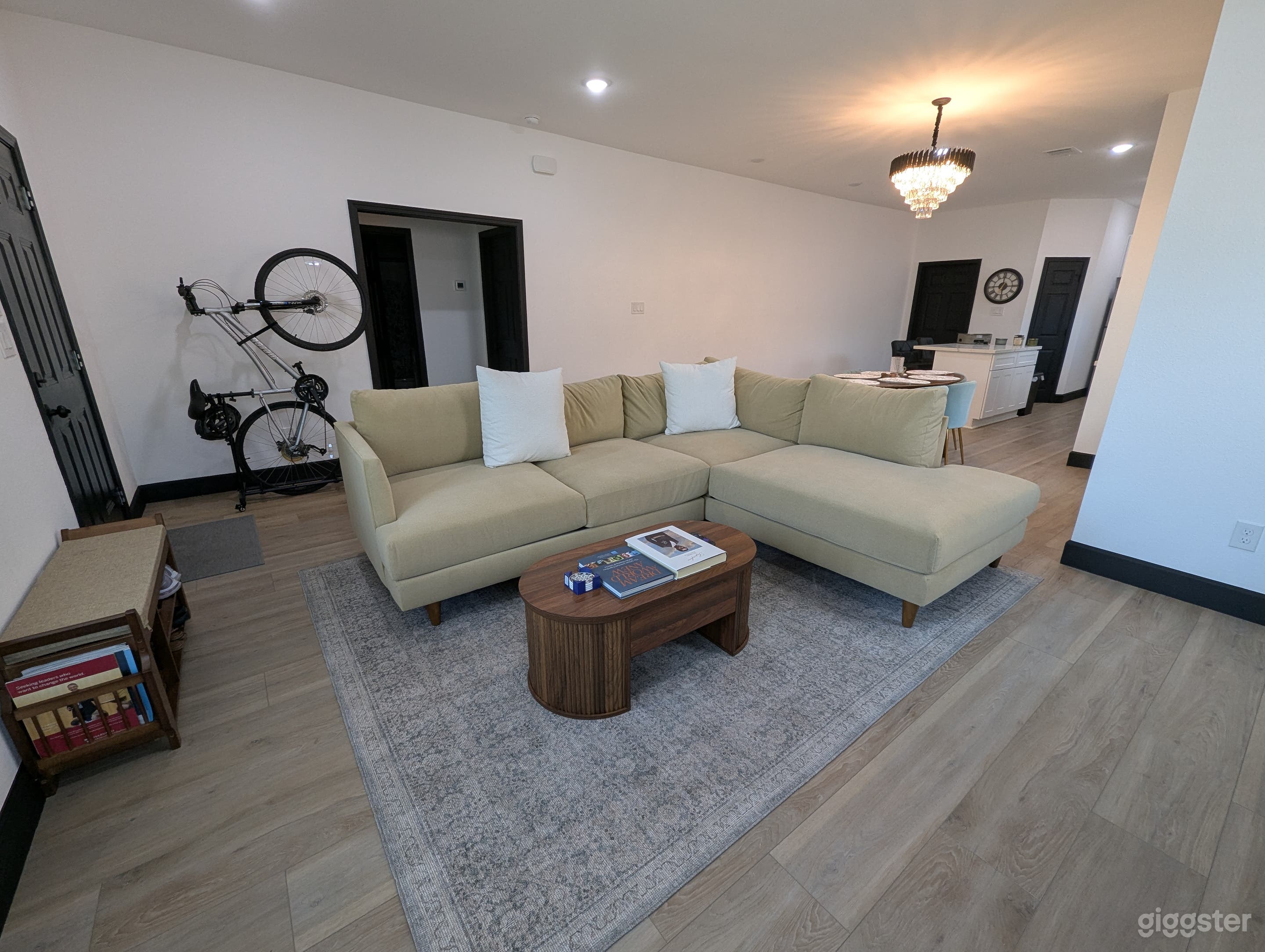 Minimalist Bungalow Near Downtown Photo 3