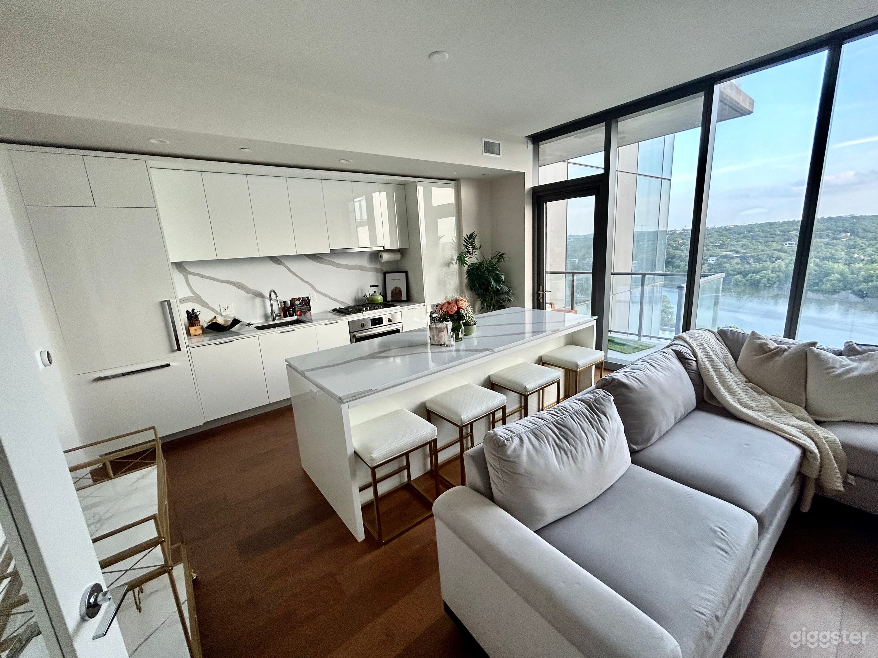 LIGHT AND BRIGHT MODERN DOWNTOWN AUSTIN CONDO Photo 1