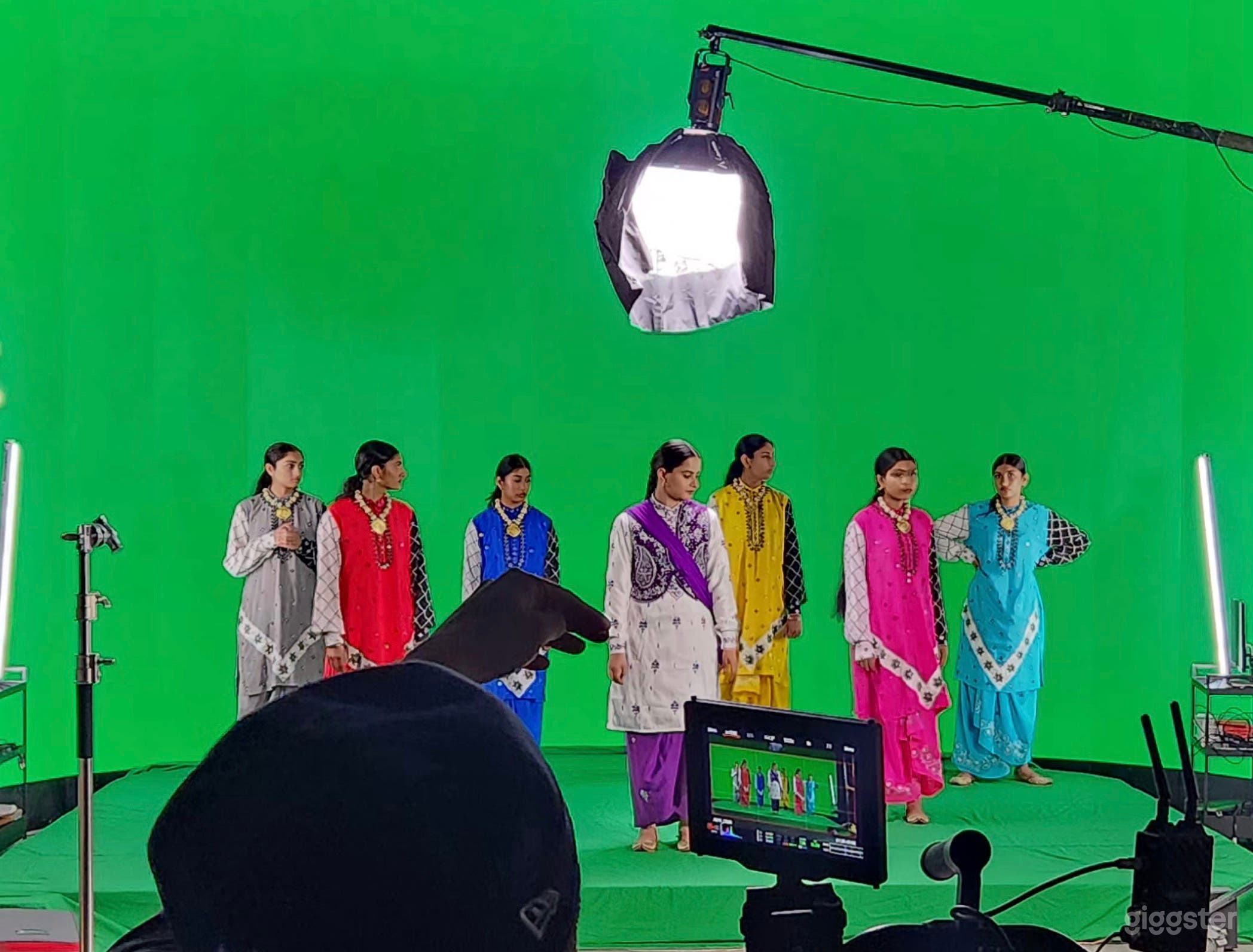 Green Screen by LED wall, easy adjustment of brightness and color !
