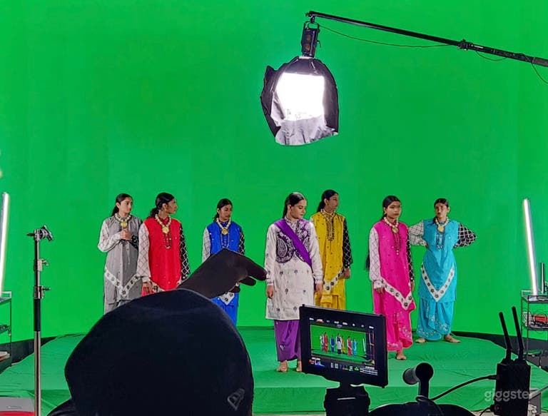  Green Screen by LED wall, easy adjustment of brightness and color ! 