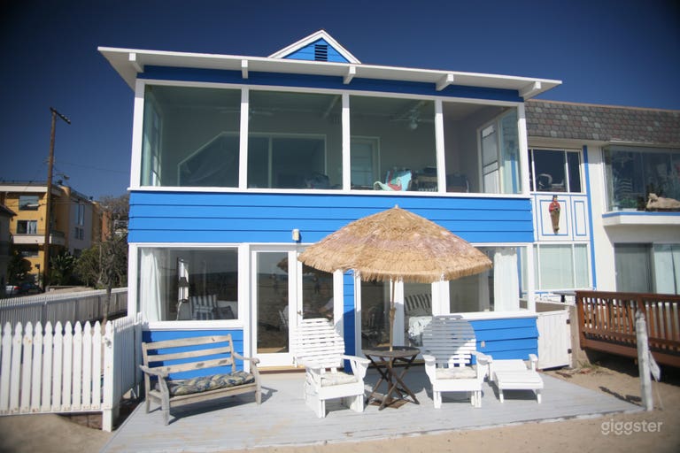  Front deck on sand / beach. 