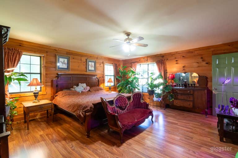  Log Cabin On Large Private Lot 