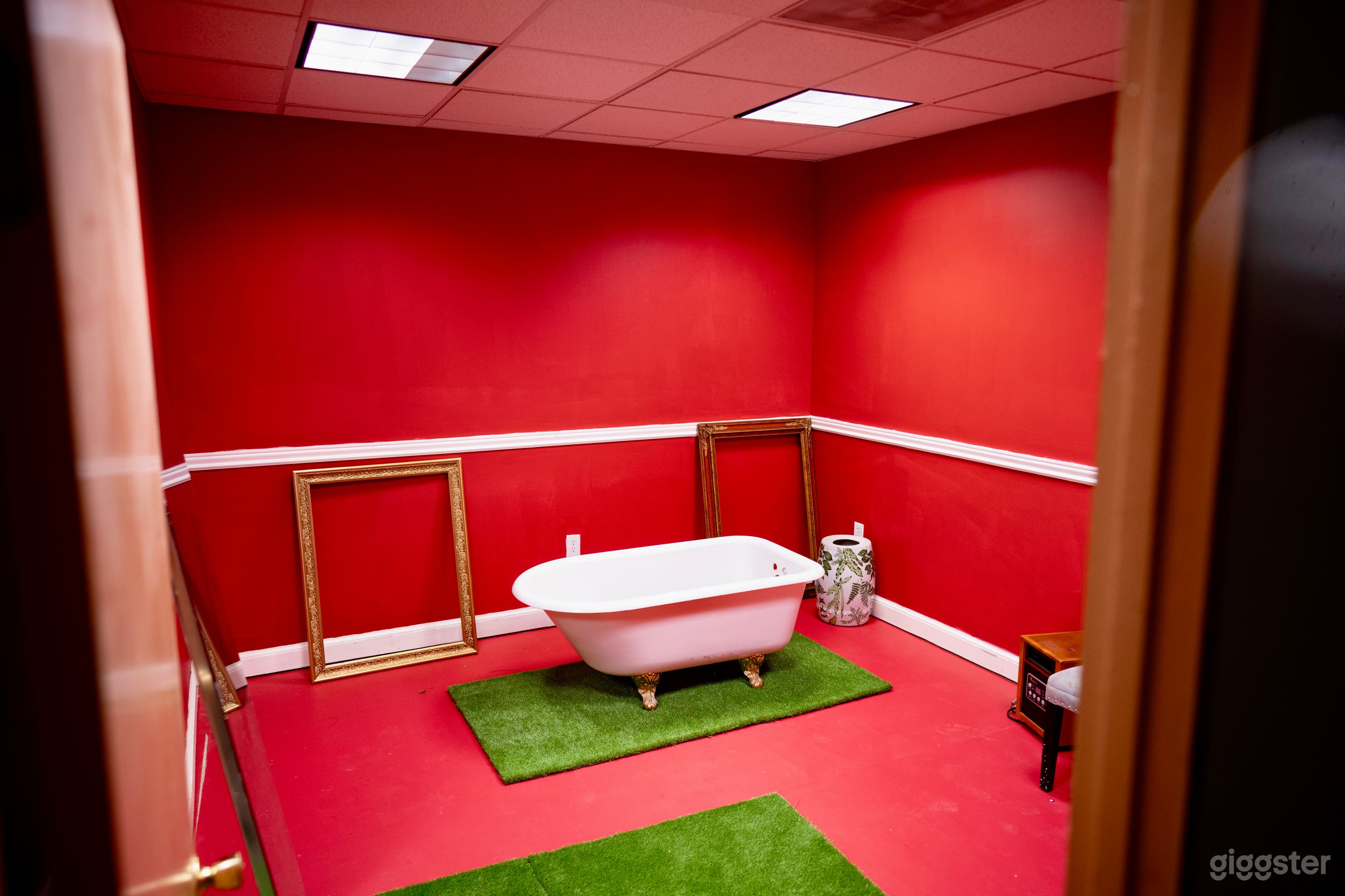 Red room with bathtub a