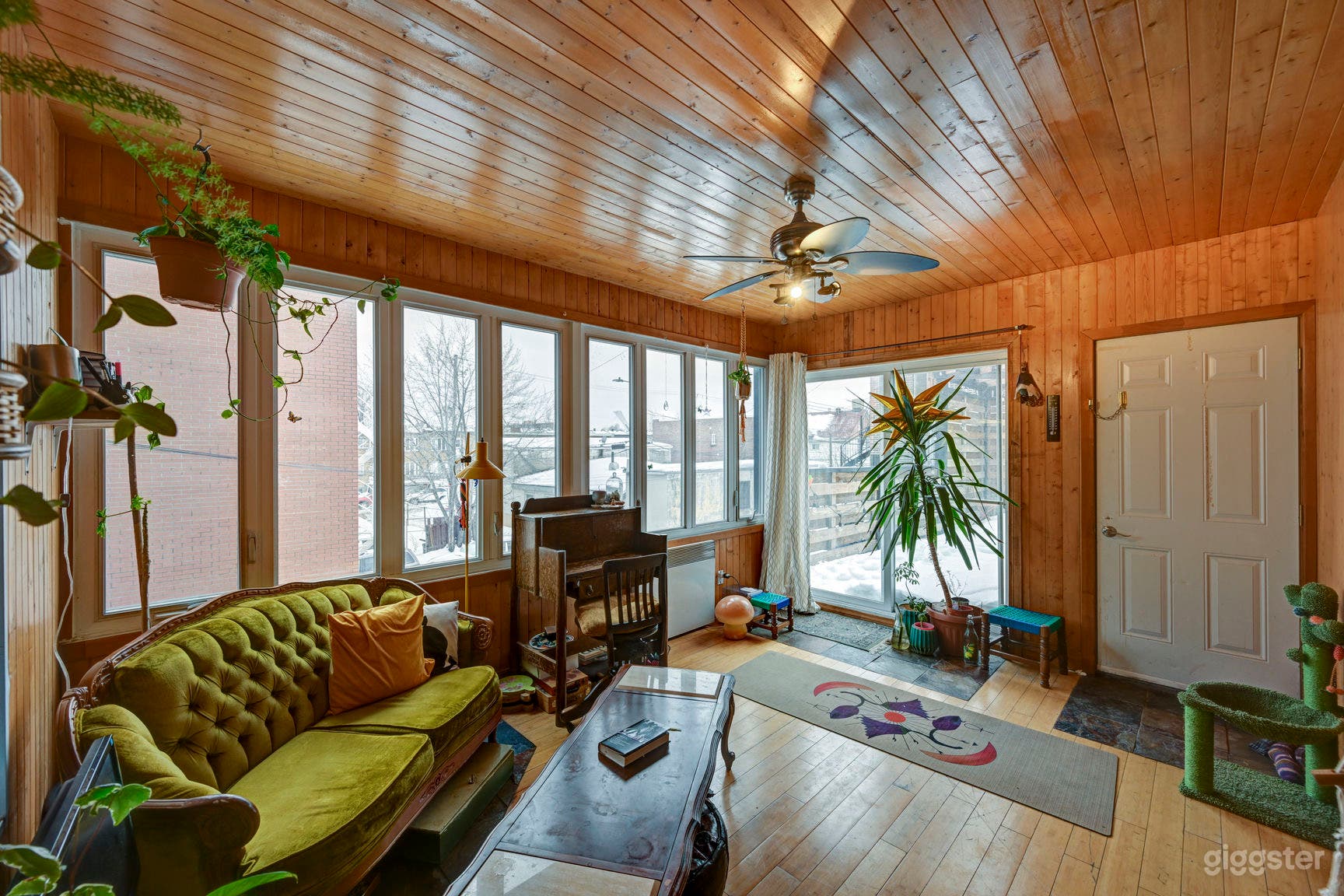 Cozy, Creative + Customizable Spacious Studio Photo 2