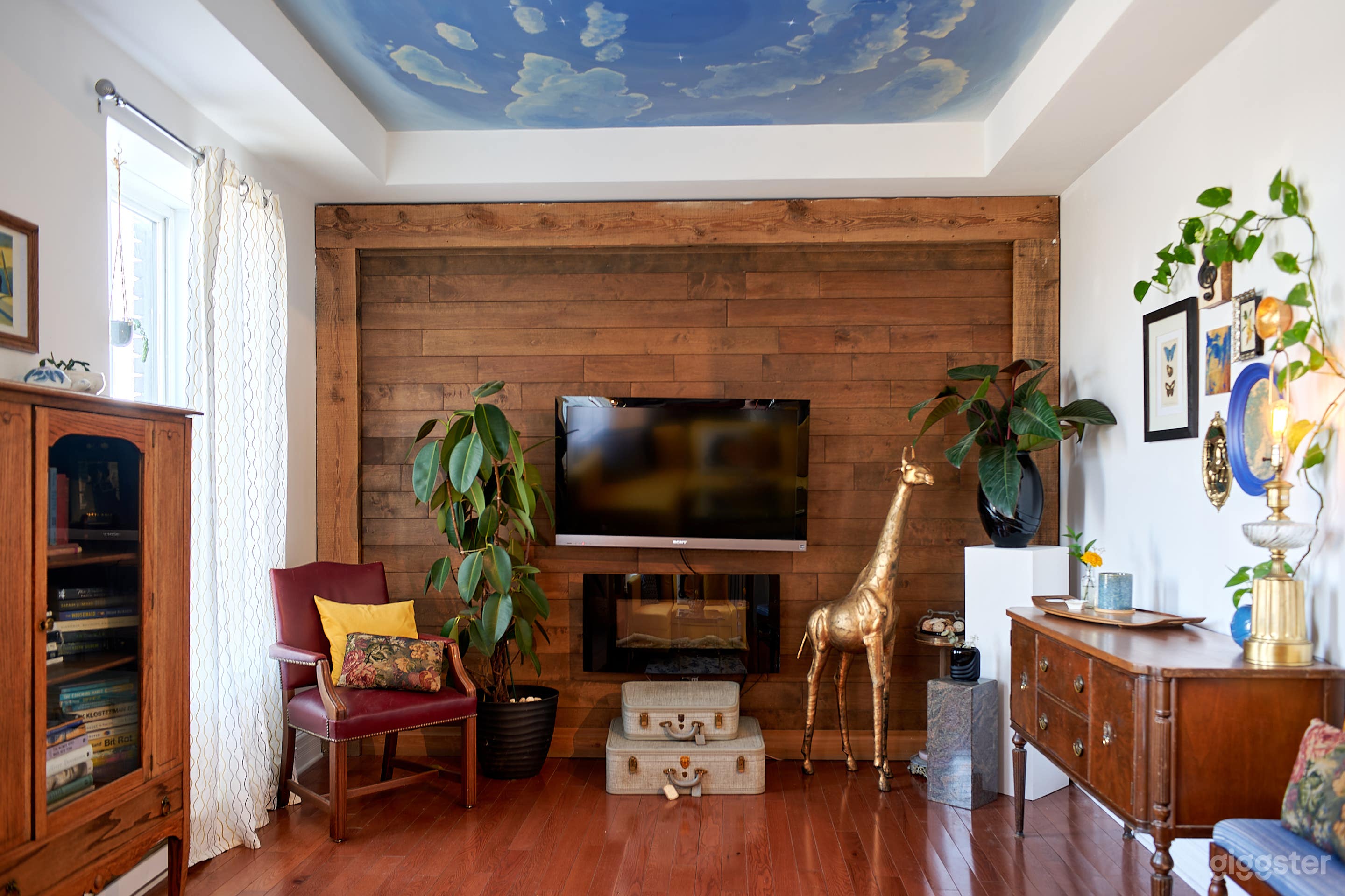 Cozy, Creative + Customizable Spacious Studio Photo 1