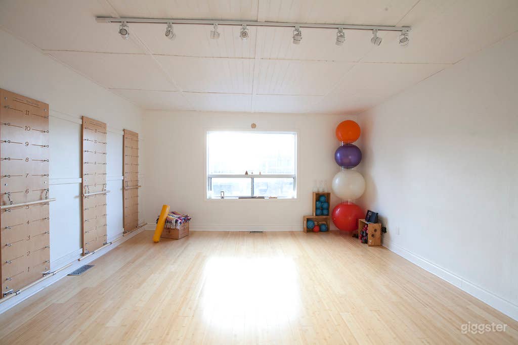 Bright Intimate Studio Space For Rent Photo 4