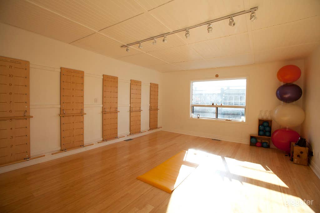 Bright Intimate Studio Space For Rent Photo 3