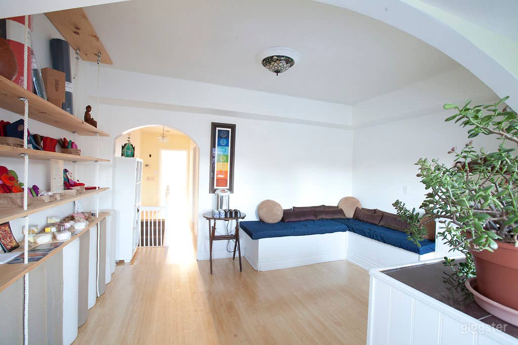 Bright Intimate Studio Space For Rent Photo 1