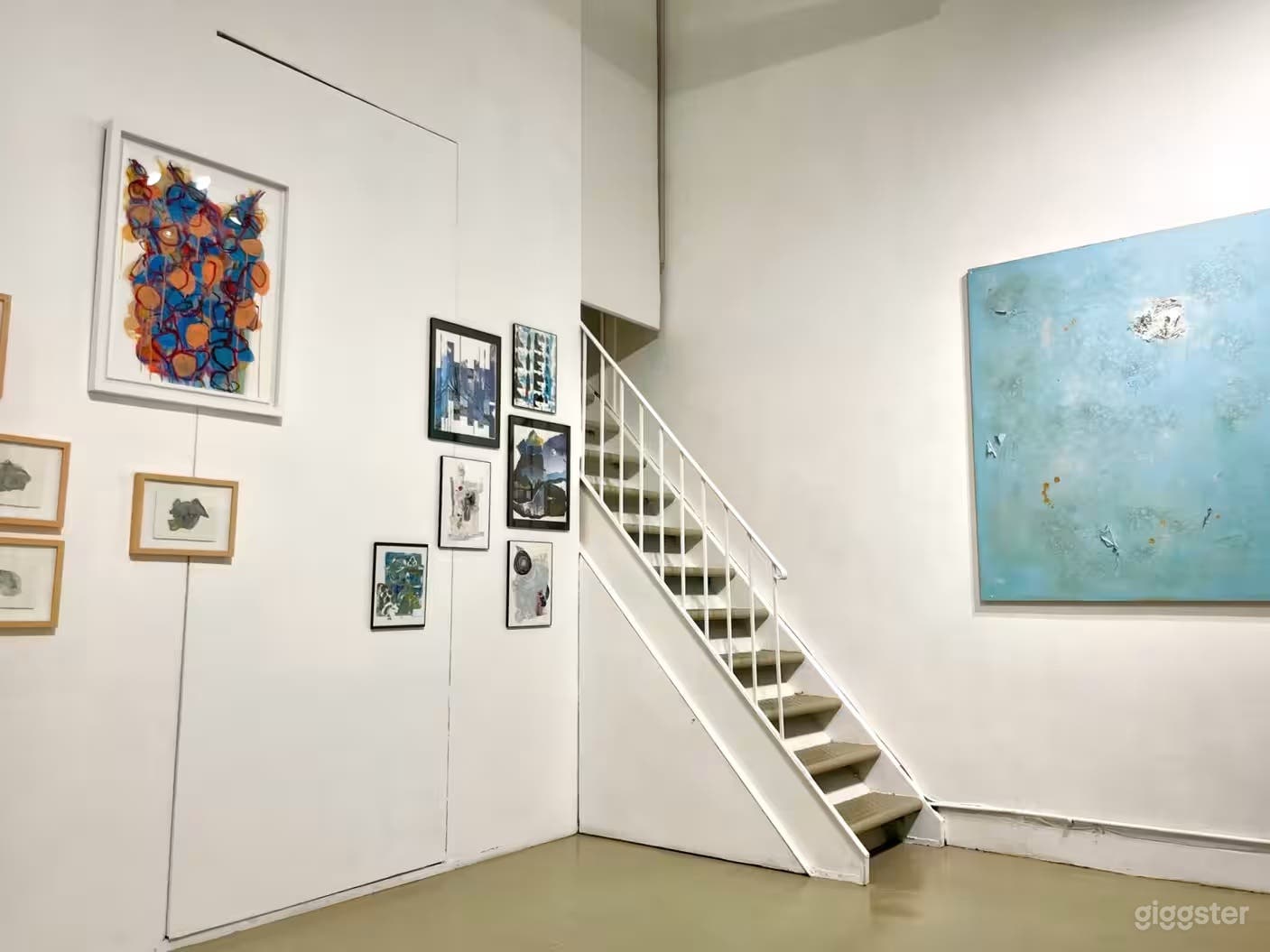 Elegant & Minimalist Art Gallery Photo 4