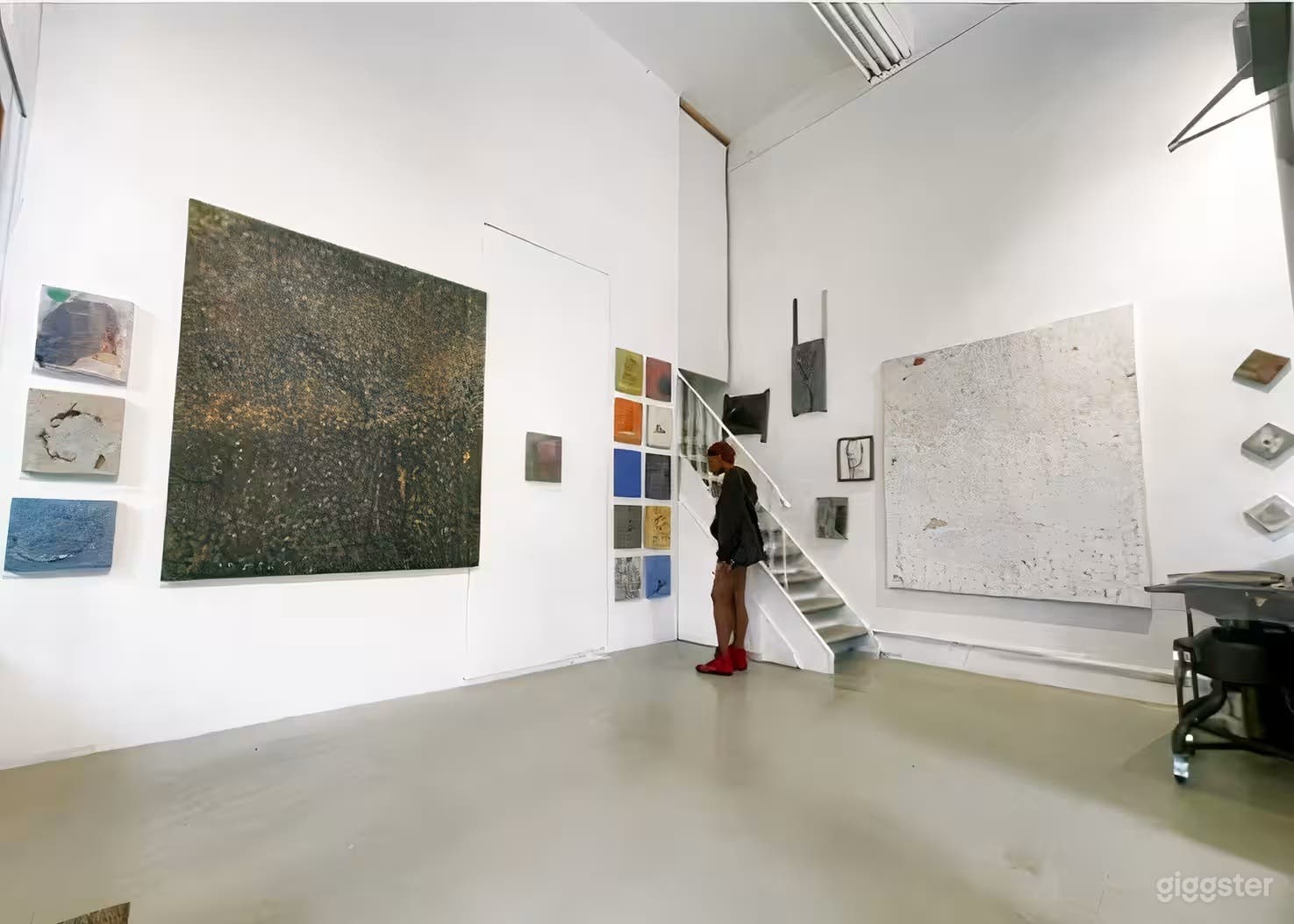 Elegant & Minimalist Art Gallery Photo 1