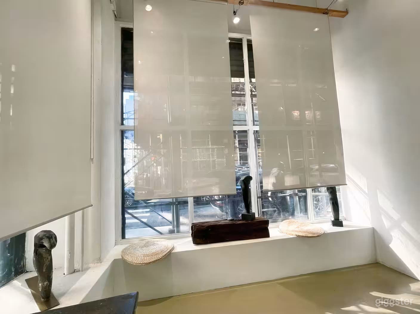 Elegant & Minimalist Art Gallery Photo 3