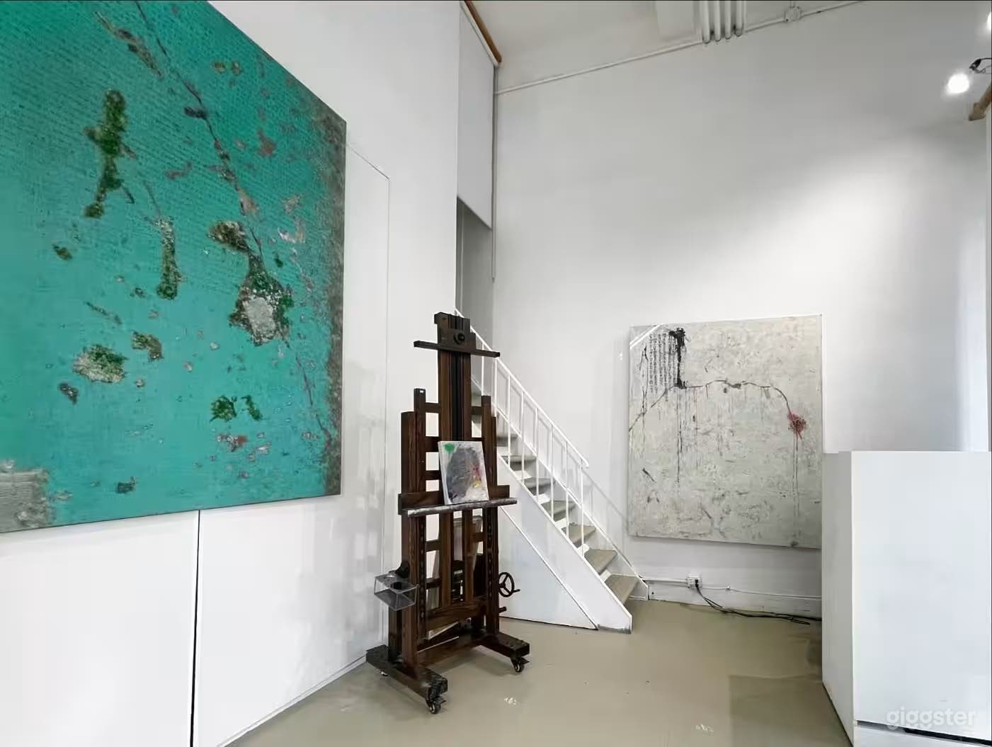Elegant & Minimalist Art Gallery Photo 2