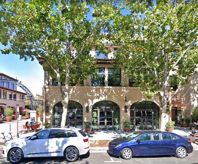 Conference Room for 6 Guests Photo 4