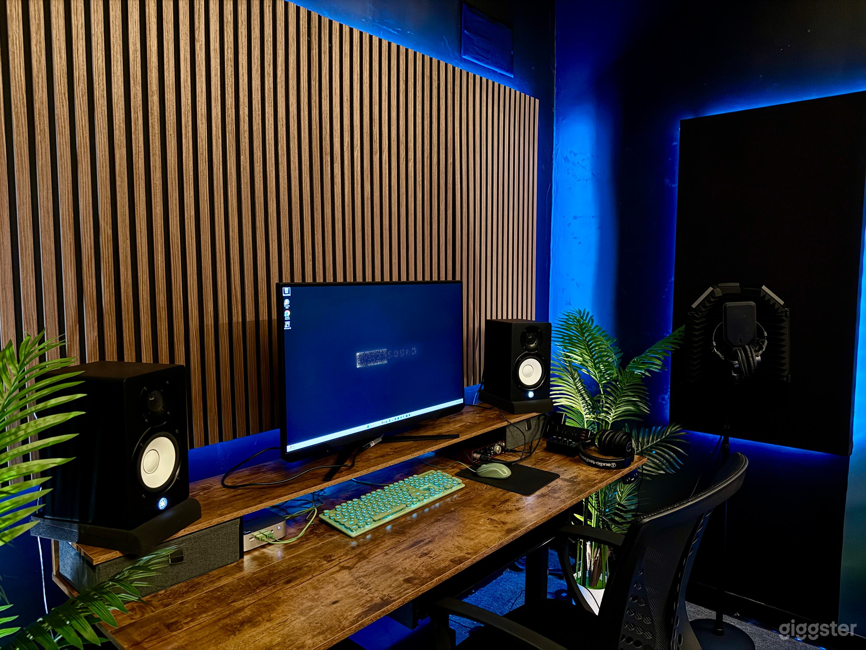 Cozy Vibey Music Audio Production Recording Studio Burbank Photo 2