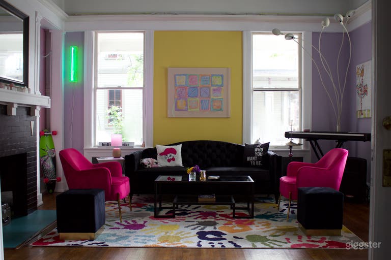  Front "rainbow" room. Ideal for small business meetings or gatherings.  