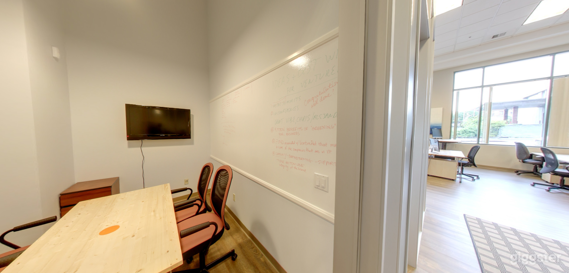 Small and Well-Kept Meeting Room in San Rafael Photo 4