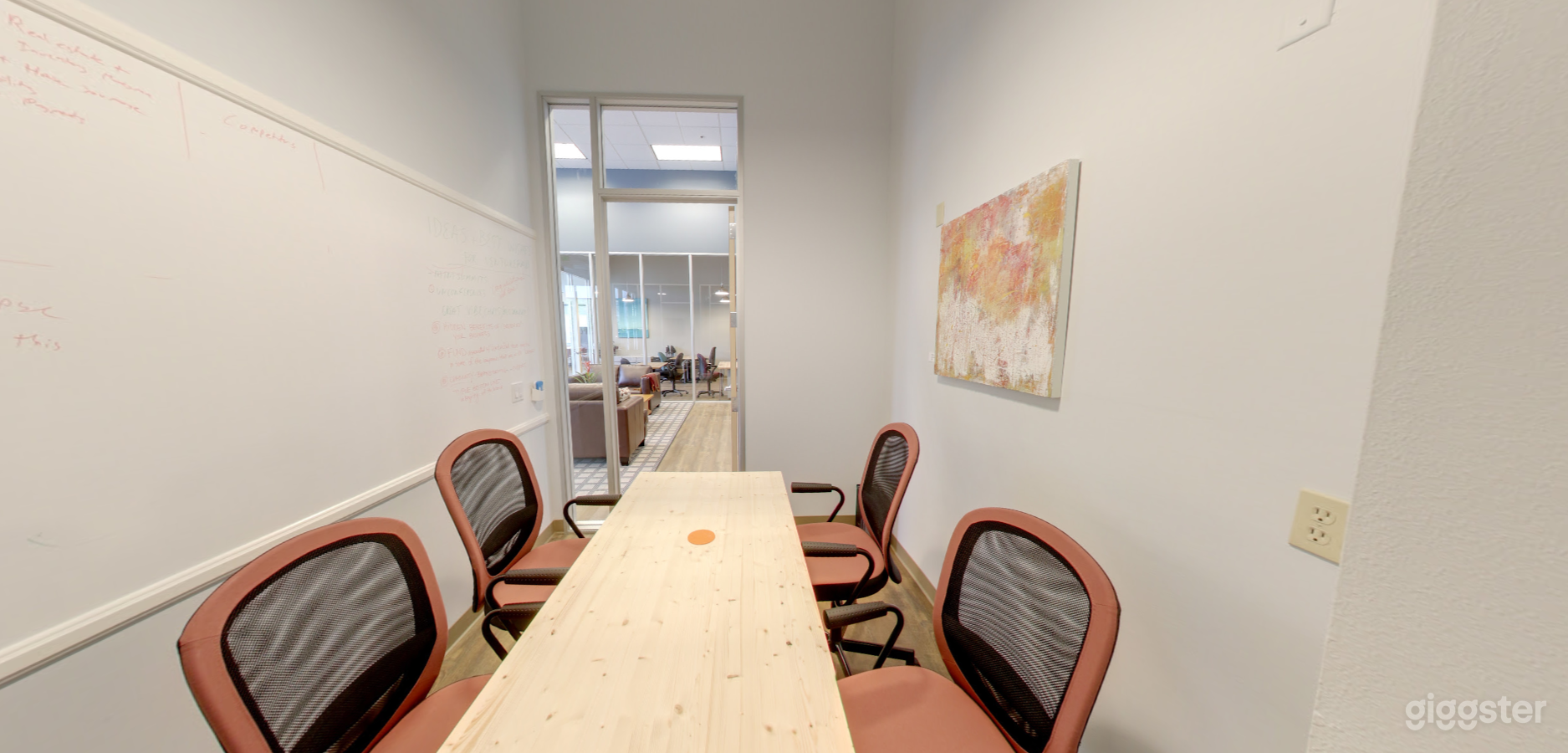 Small and Well-Kept Meeting Room in San Rafael Photo 3
