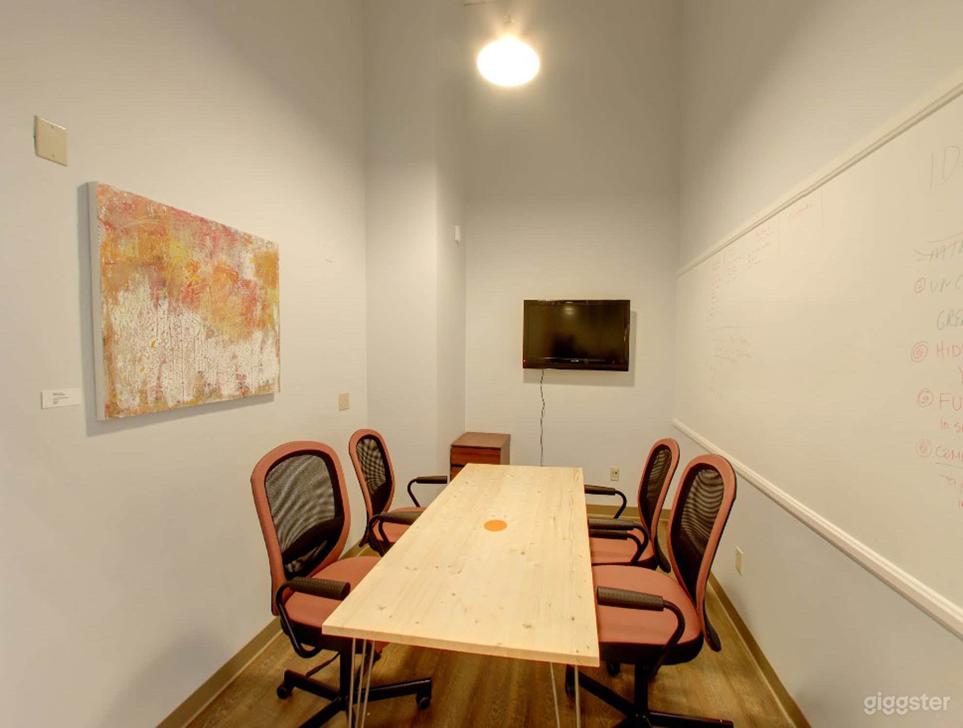 Small and Well-Kept Meeting Room in San Rafael Photo 1