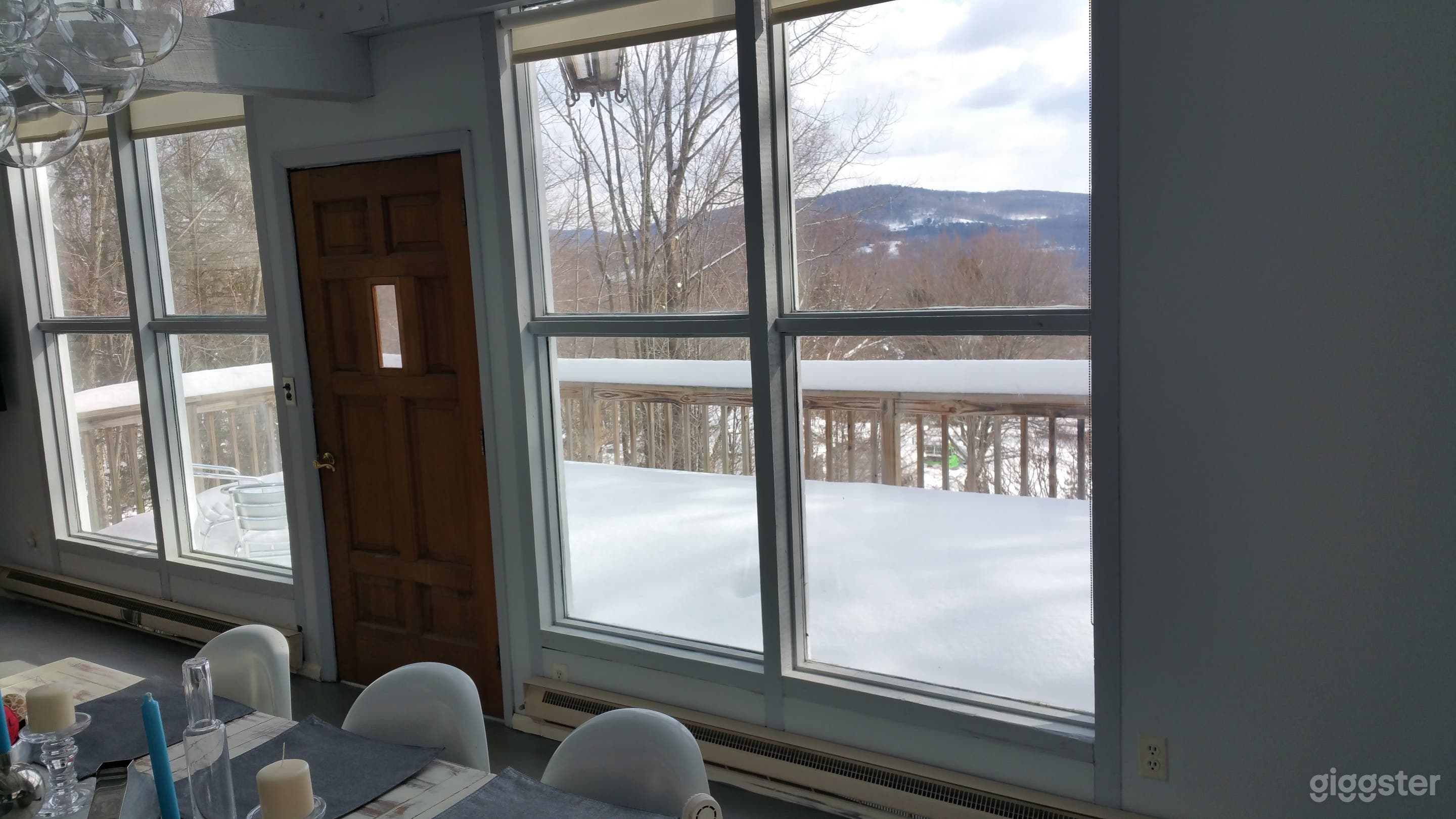 Modern decor home with picturesque mountain vistas Photo 2