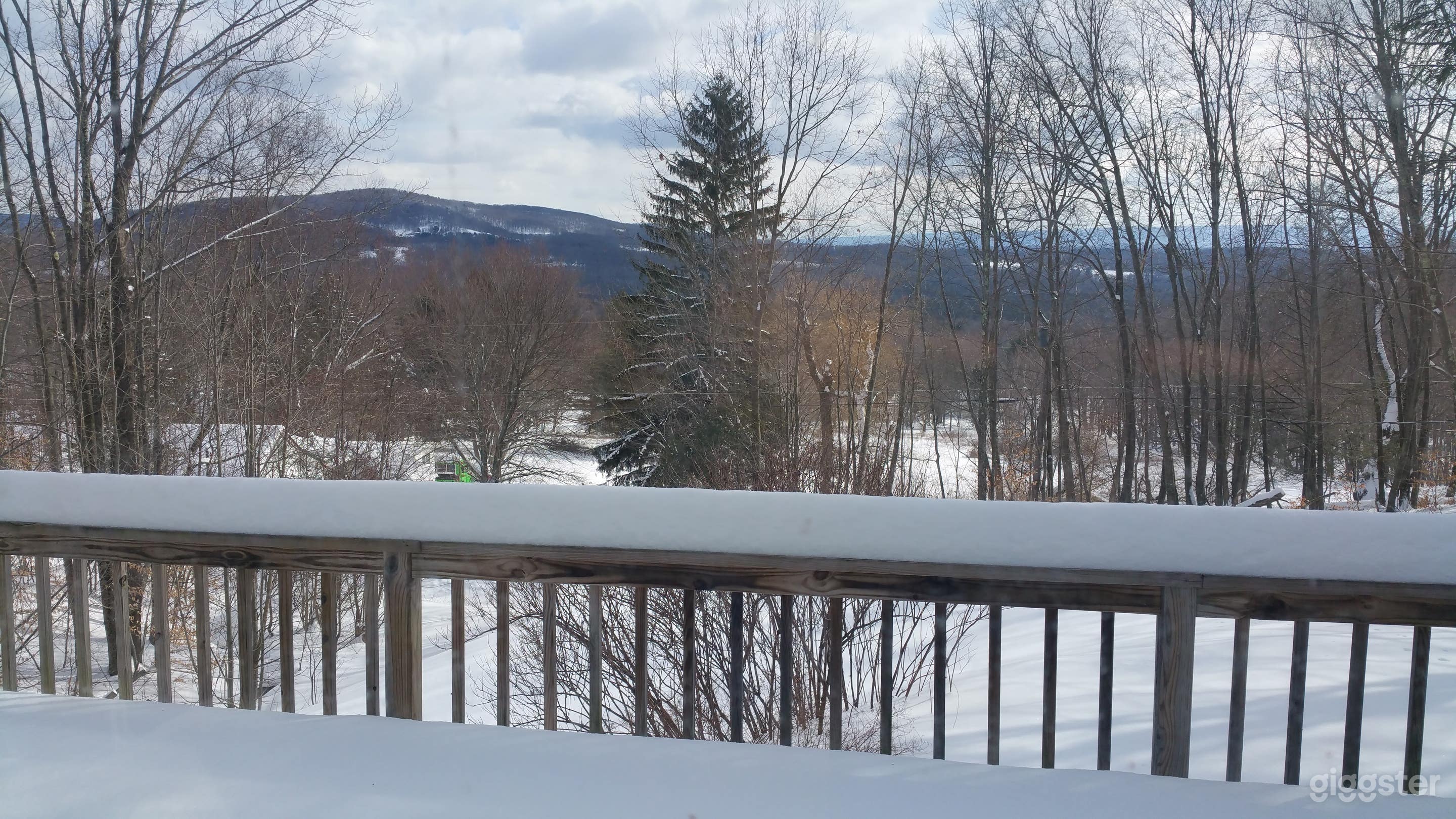 Modern decor home with picturesque mountain vistas Photo 3