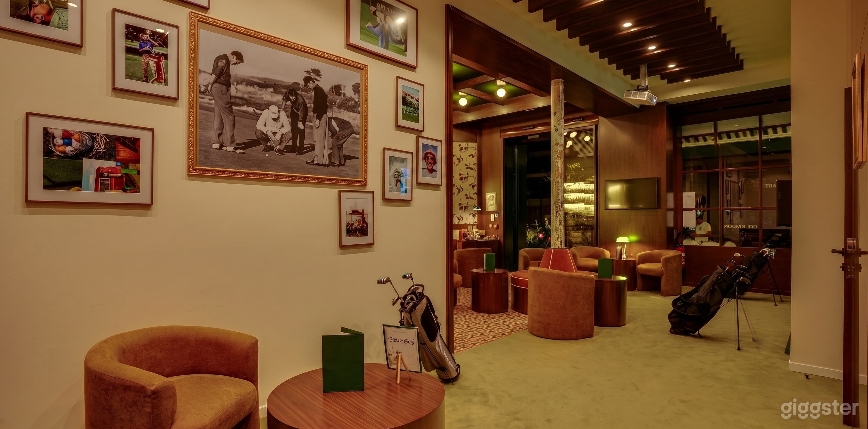 Photo de Salle de Golf Indoor Privée Élégante 3