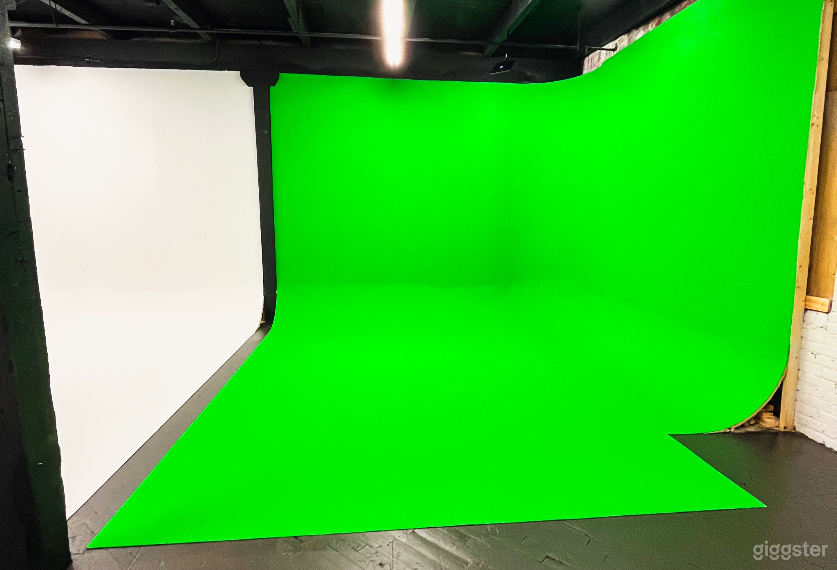 Pre-lit Green Screen &amp; White Cyc Wall Photo 4