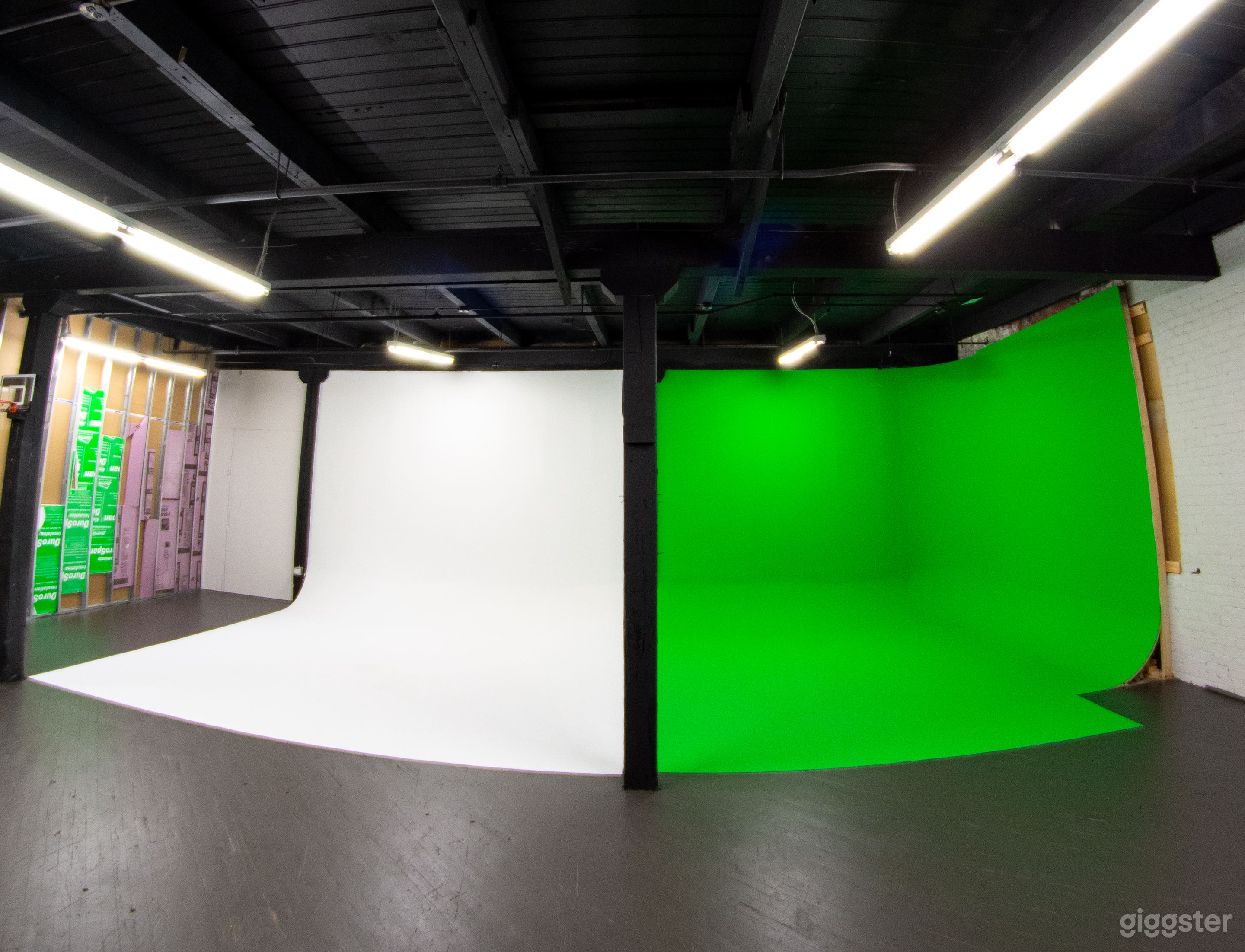 Pre-lit Green Screen &amp; White Cyc Wall Photo 1
