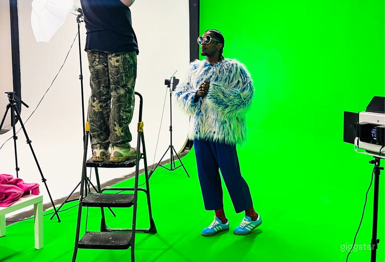  Pre-lit Green Screen & White Cyc Wall 