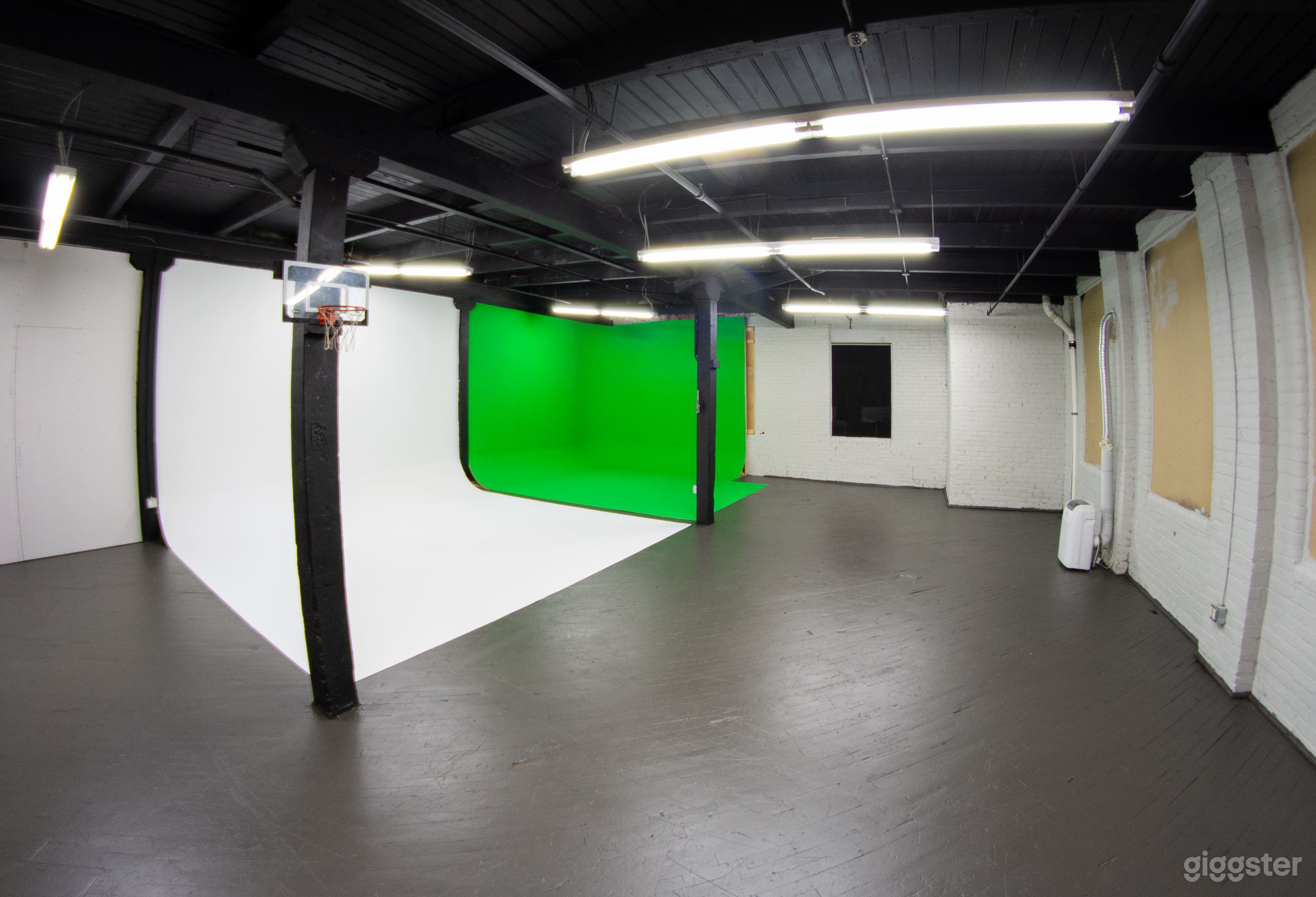 Pre-lit Green Screen &amp; White Cyc Wall Photo 2