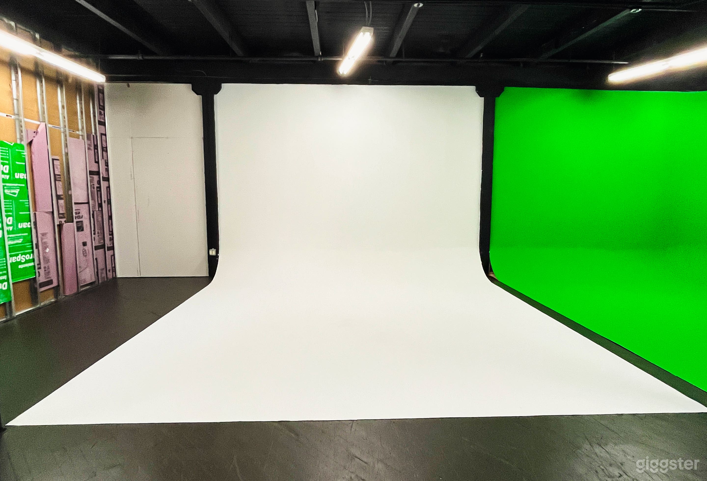 Pre-lit Green Screen &amp; White Cyc Wall Photo 3