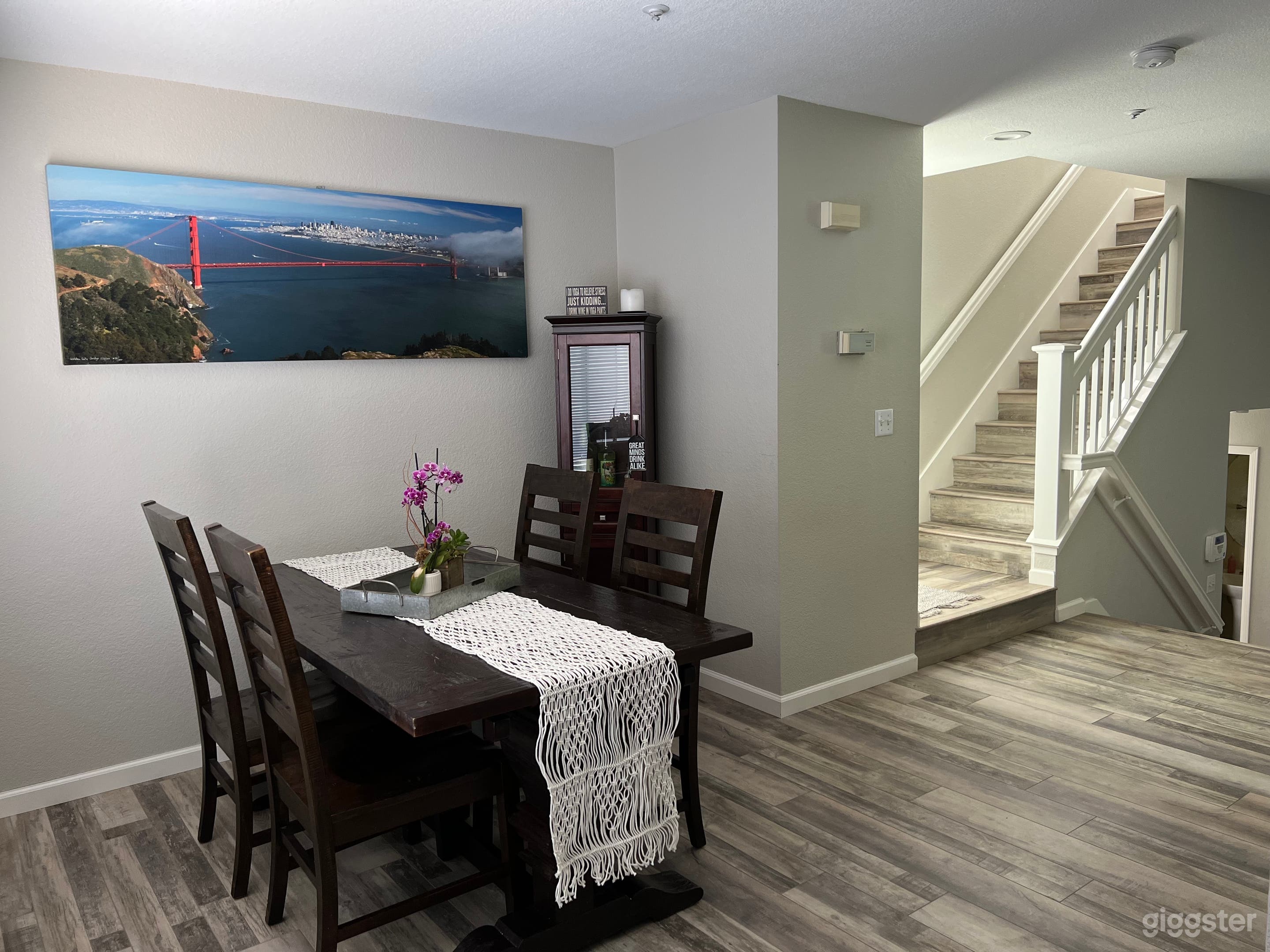 Luxury Suburban Townhome plenty of Natural Light Photo 4