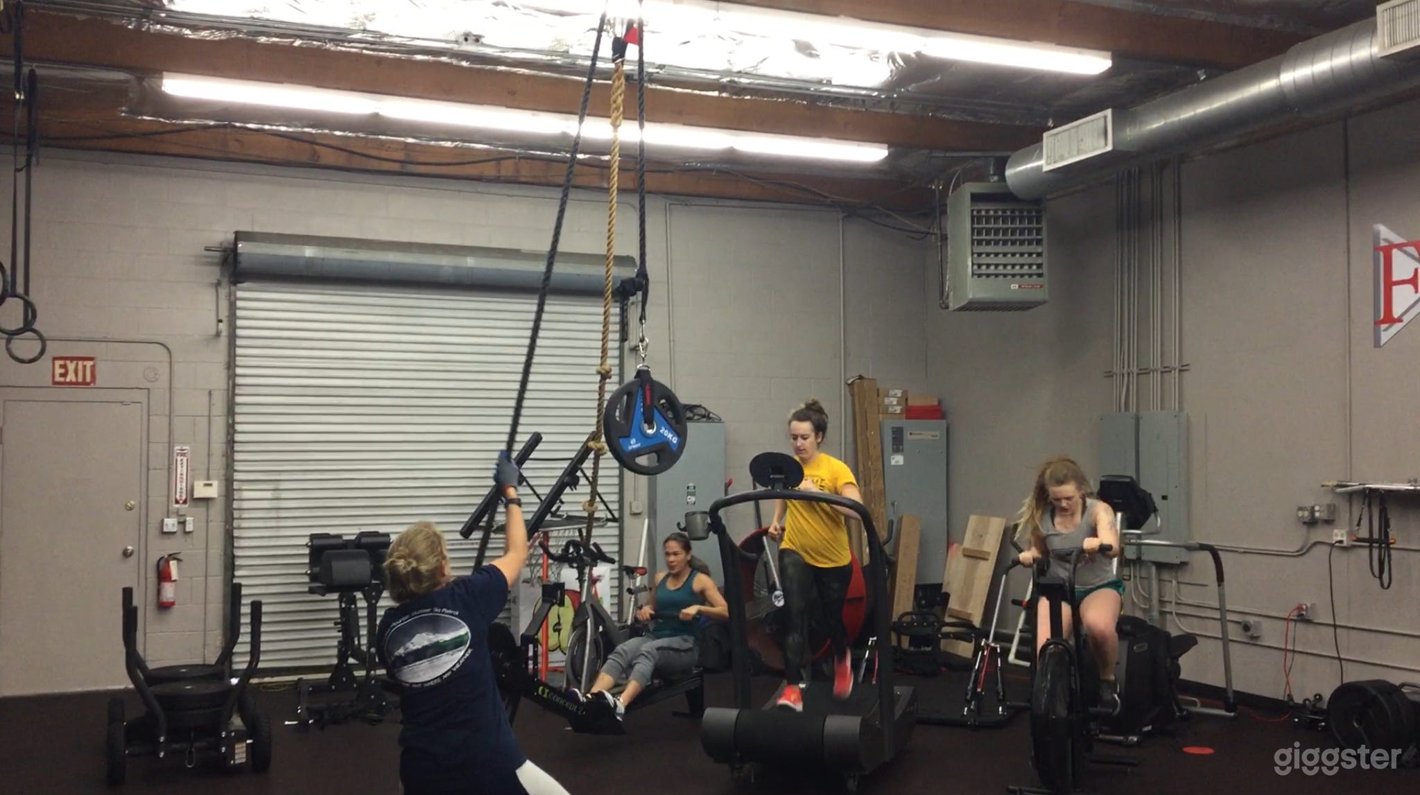 Well Lit Open Space with Rubber &amp; Carpet Flooring Perfect for Events and Photoshoot Photo 3