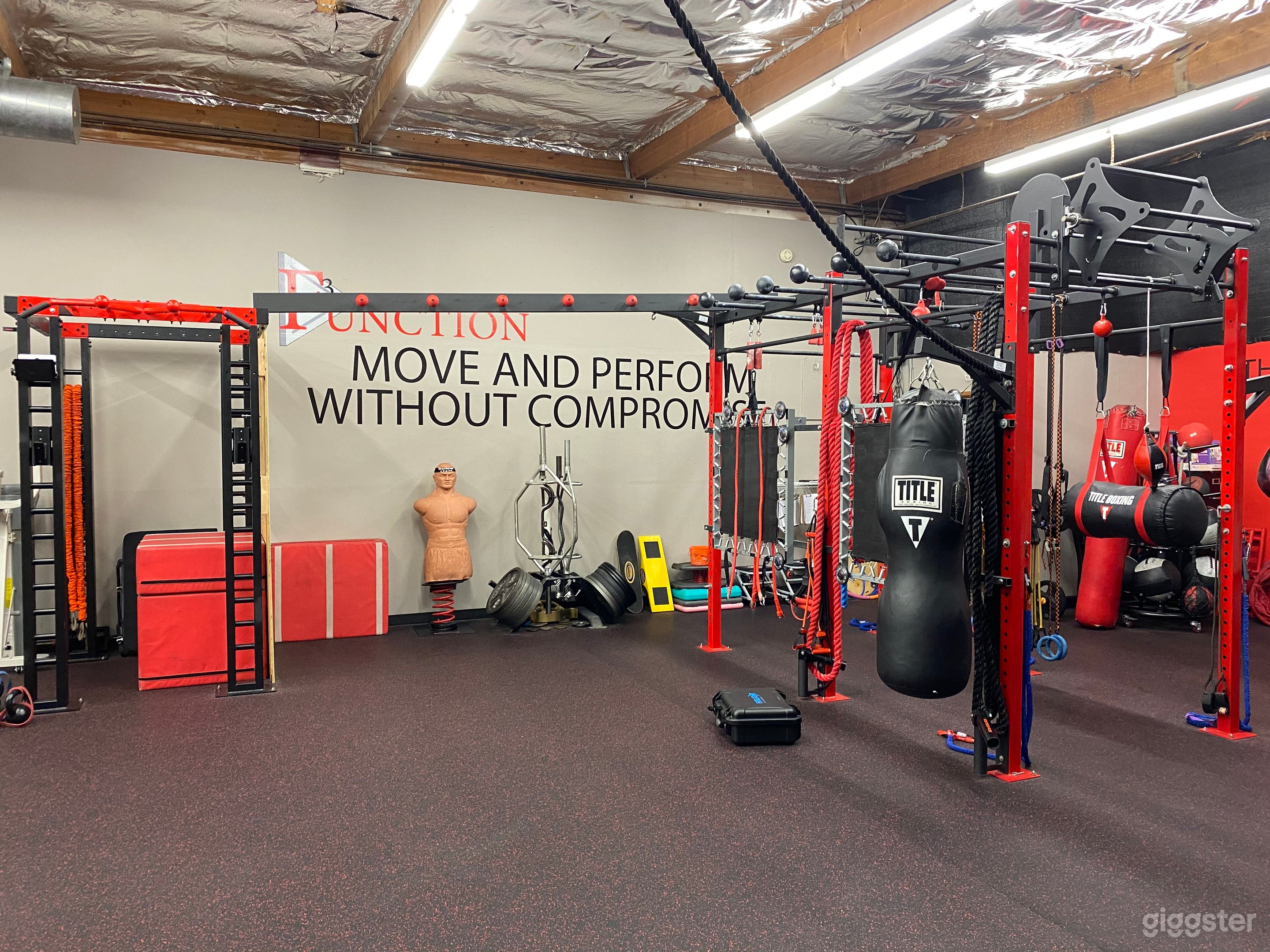 Well Lit Open Space with Rubber &amp; Carpet Flooring Perfect for Events and Photoshoot Photo 1