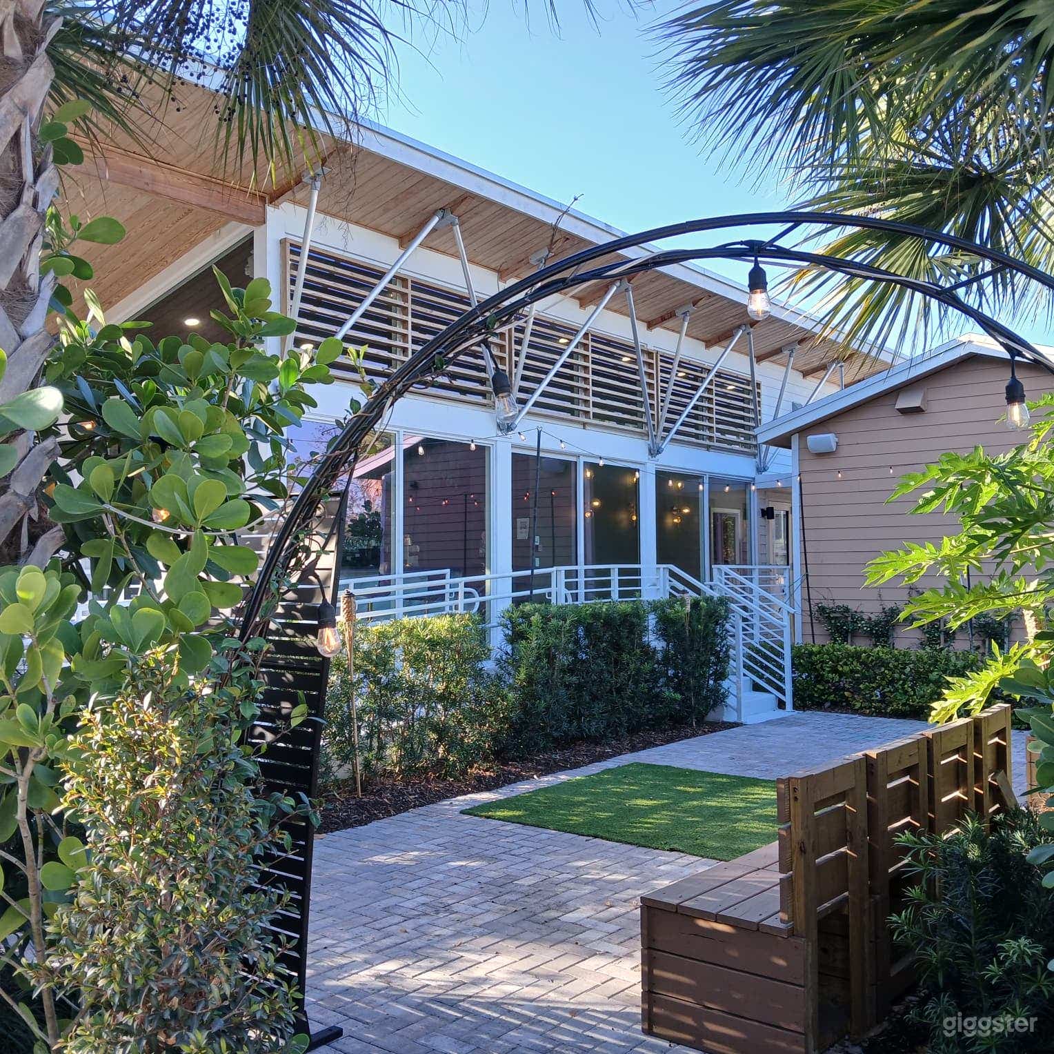 Perfect for intimate engagements. Lounge & Outdoor Garden. Photo 4