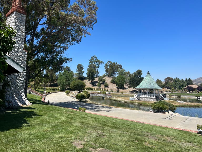  Huge Mansion with lake Tennis and Basketball court 