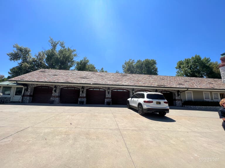  Huge Mansion with lake Tennis and Basketball court 