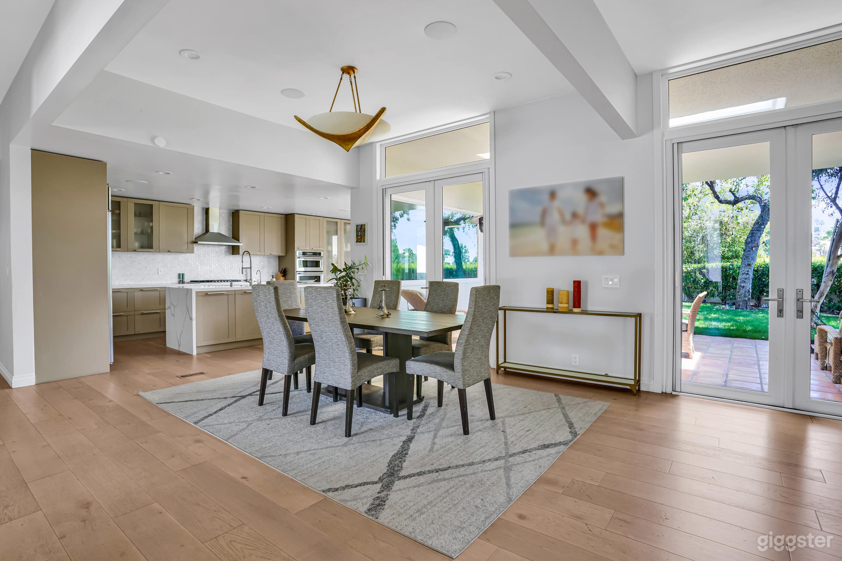 Photo de Designer Moderne du Milieu du Siècle avec Baies Vitrées du Sol au Plafond 3