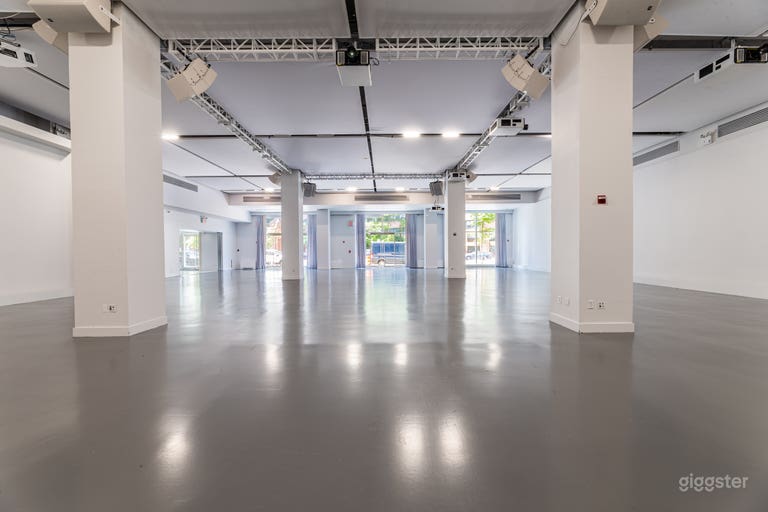  Large Modern Space w/ Built in Projection Mapping 