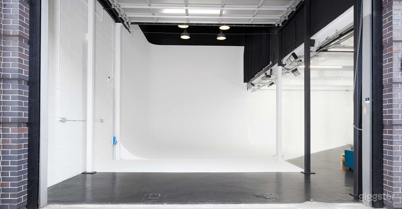 Modern Studio 6 Photo 2