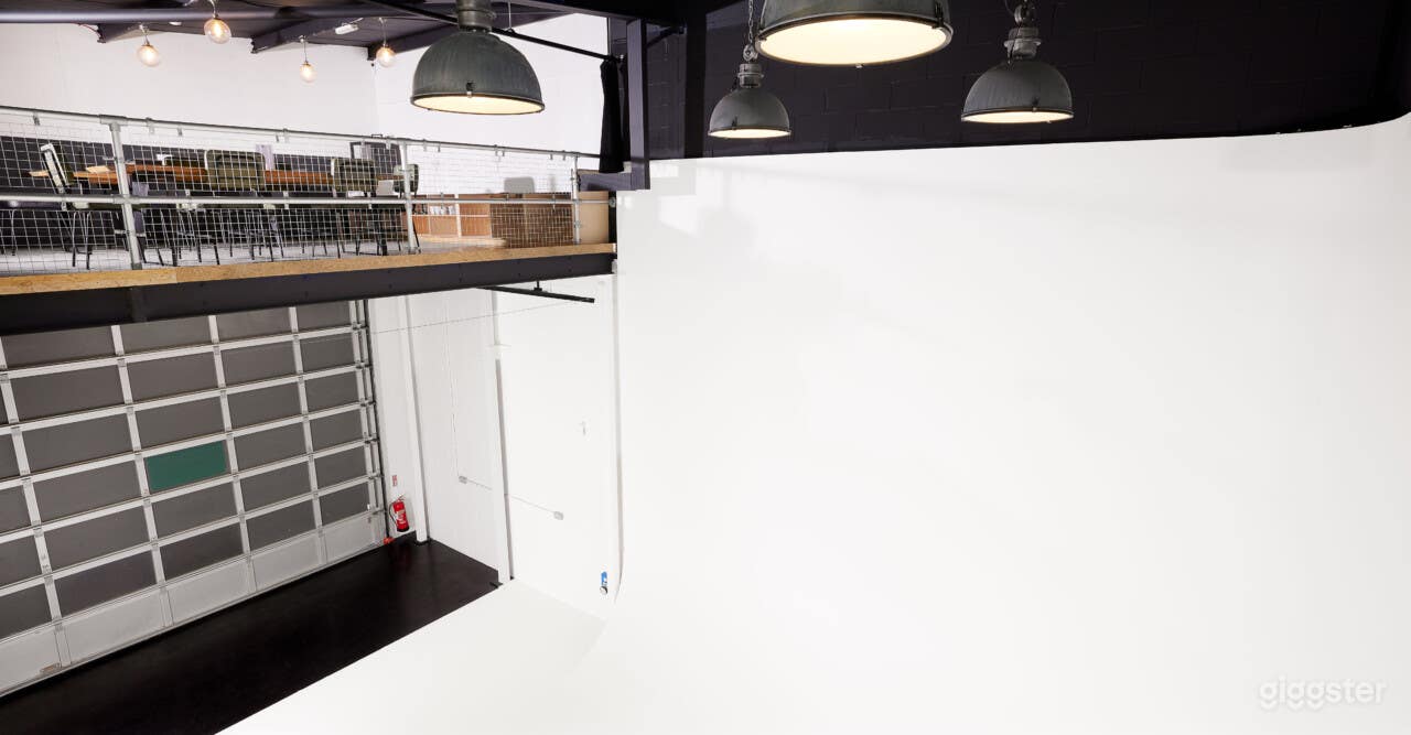 Modern Studio 6 Photo 3