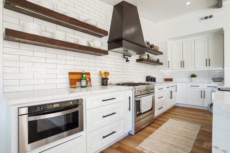   Modern Tarzana Estate with Pool & Jetliner Views 