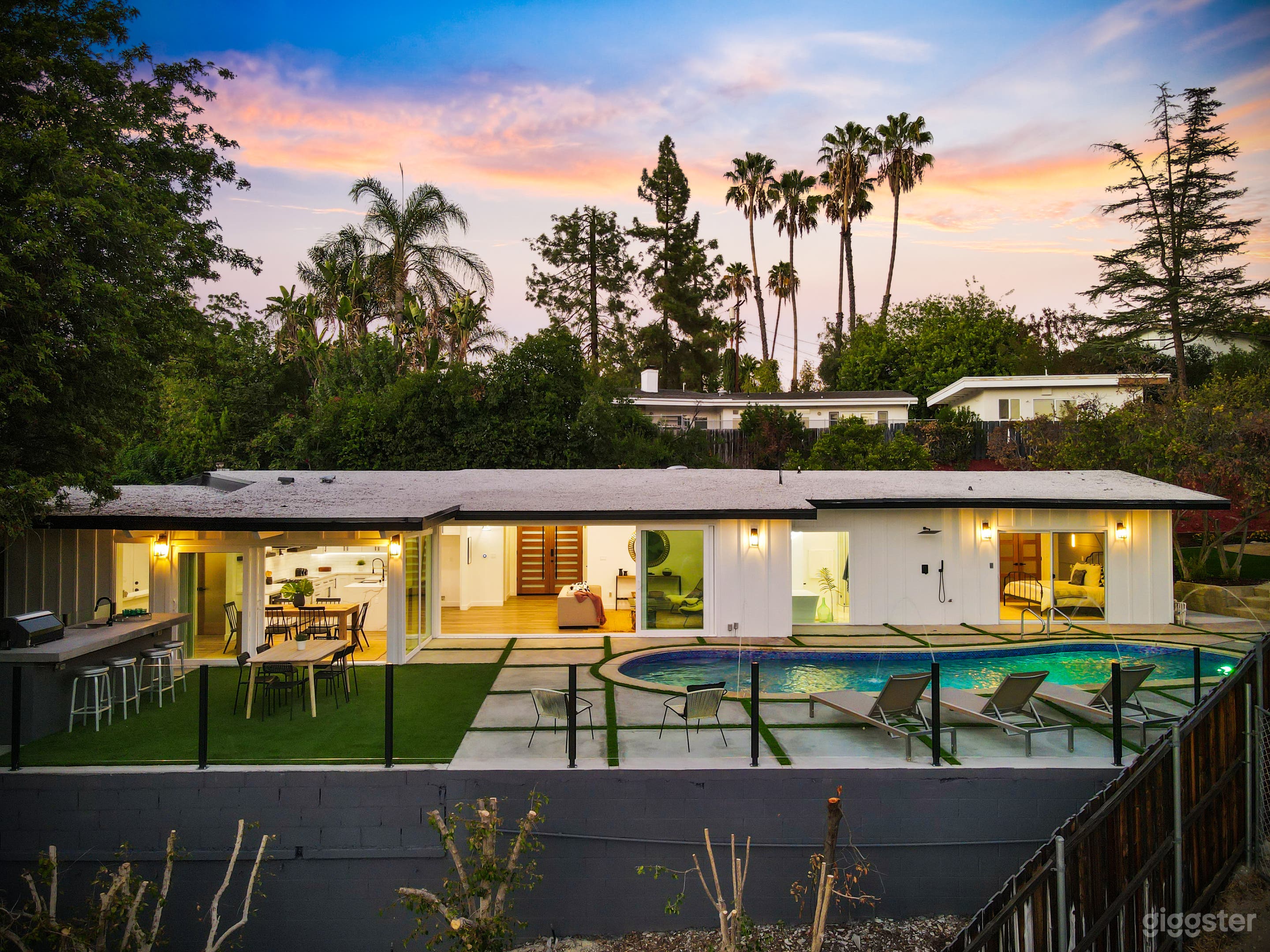  Modern Tarzana Estate with Pool &amp; Jetliner Views Photo 1