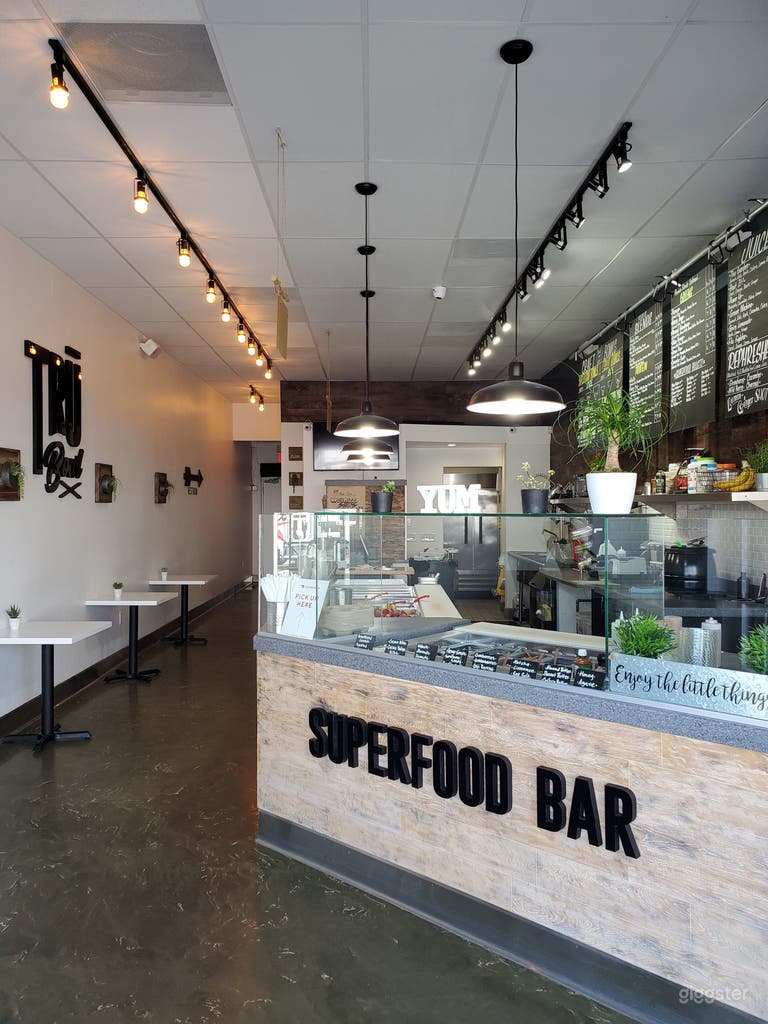  Rustic chic interior decor accommodates 4 tables and two window bars with views. 