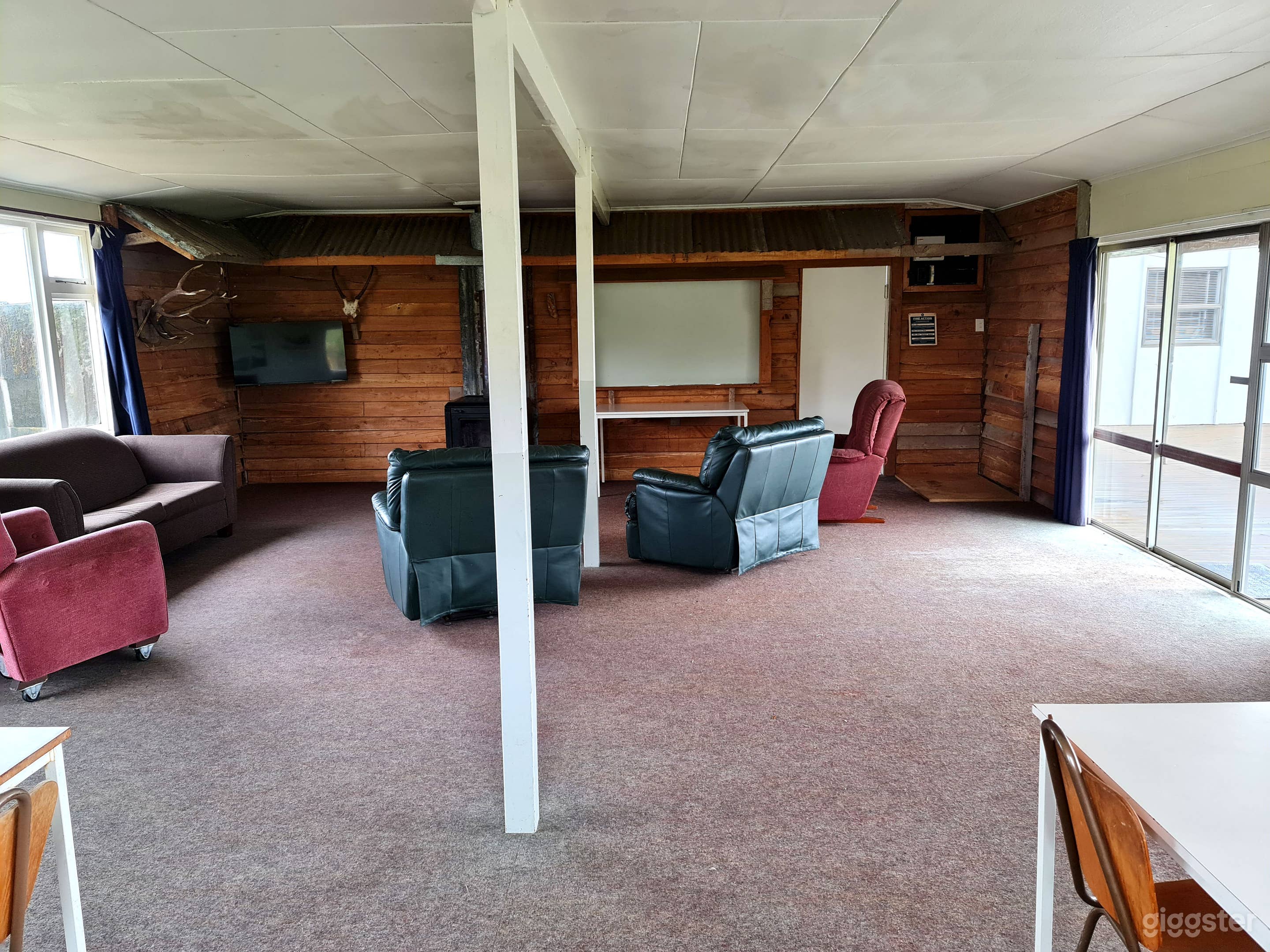 Spacious Lodge with Lots of Amenities Photo 3