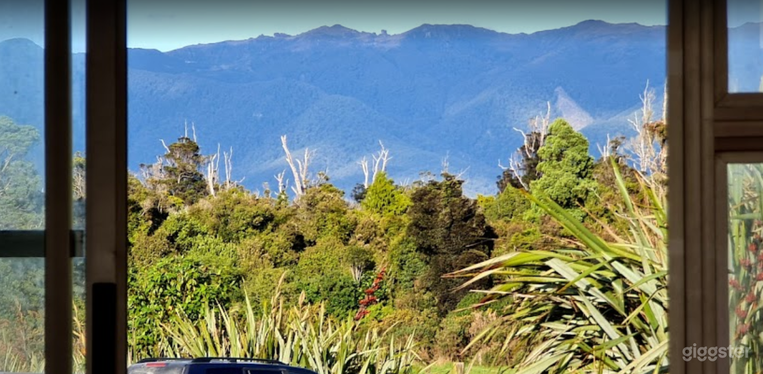 Spacious Lodge with Lots of Amenities Photo 4