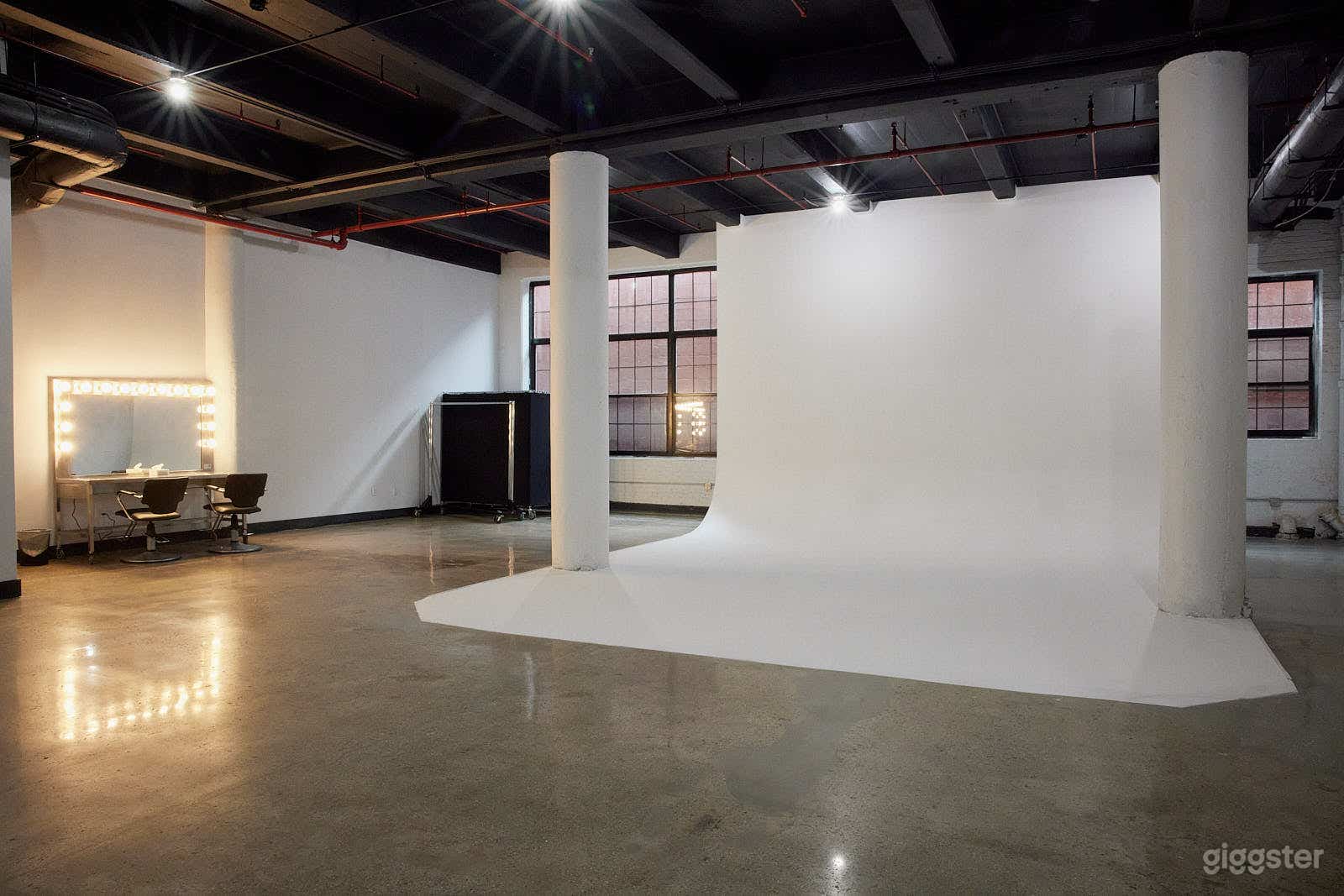 Beautiful White Box Photo Studio Photo 1