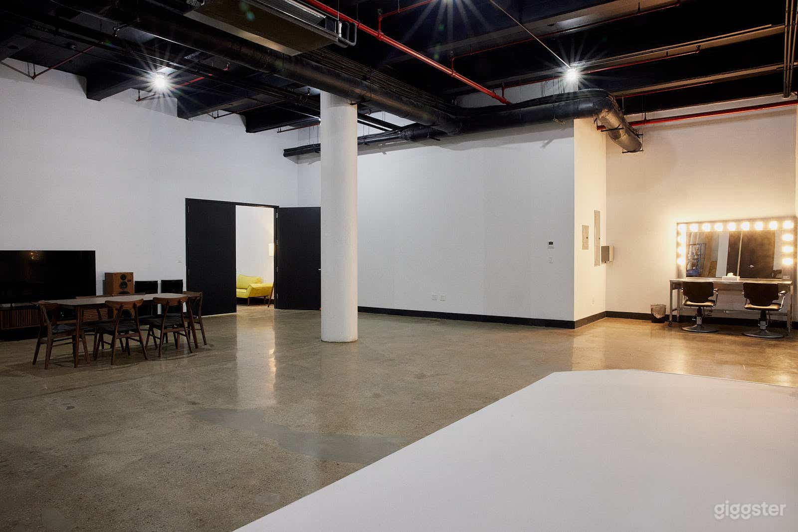 Beautiful White Box Photo Studio Photo 4