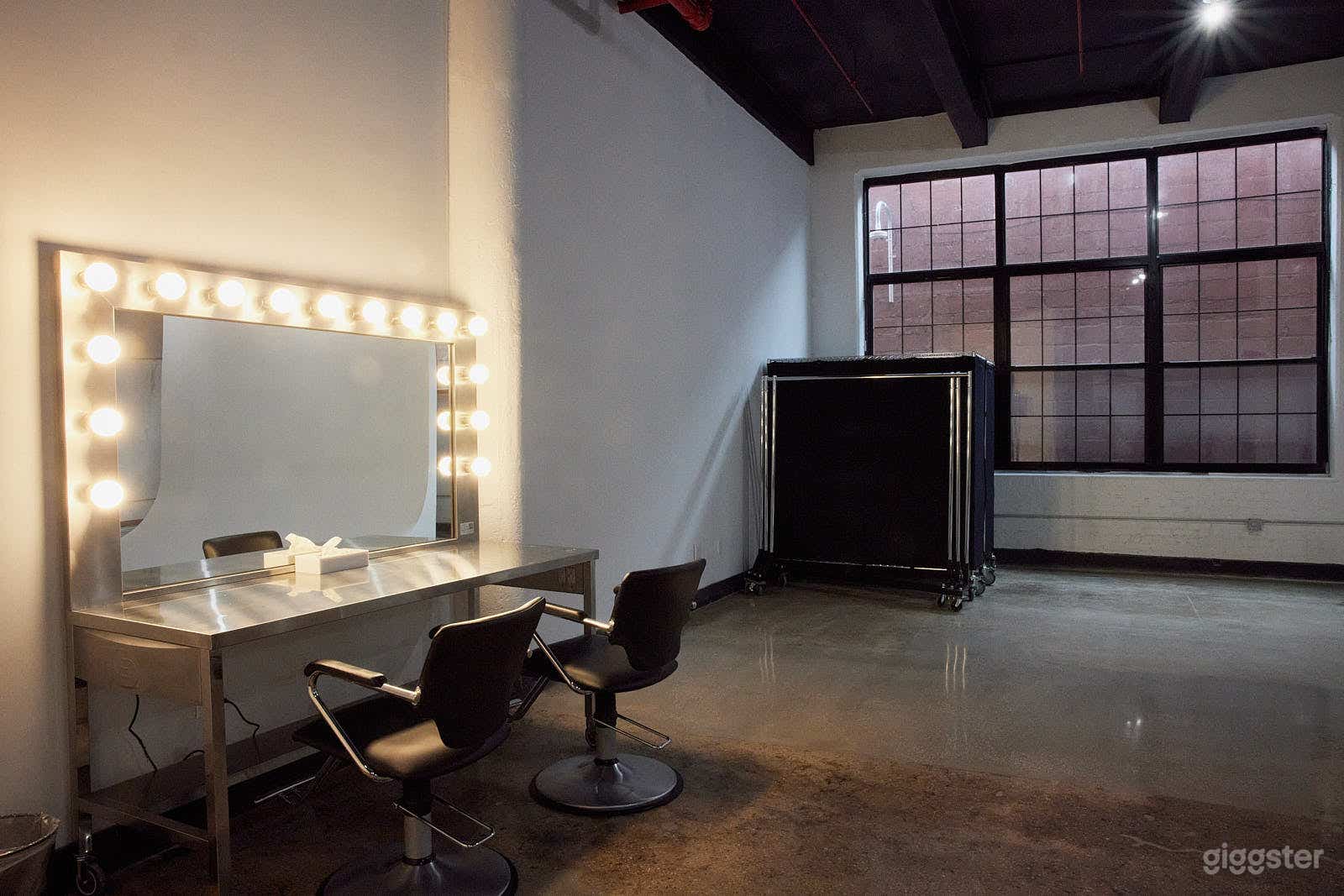 Beautiful White Box Photo Studio Photo 3