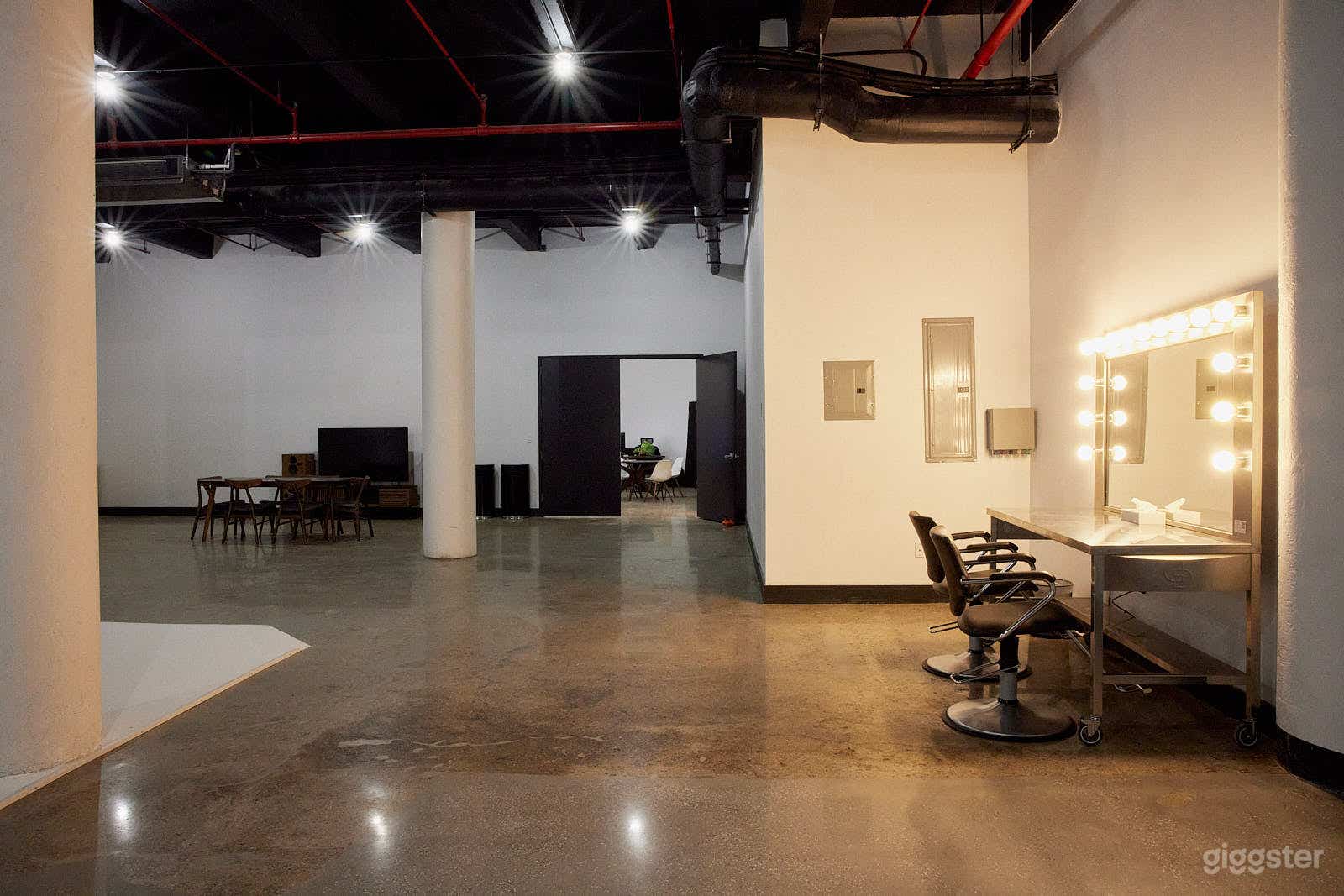 Beautiful White Box Photo Studio Photo 2